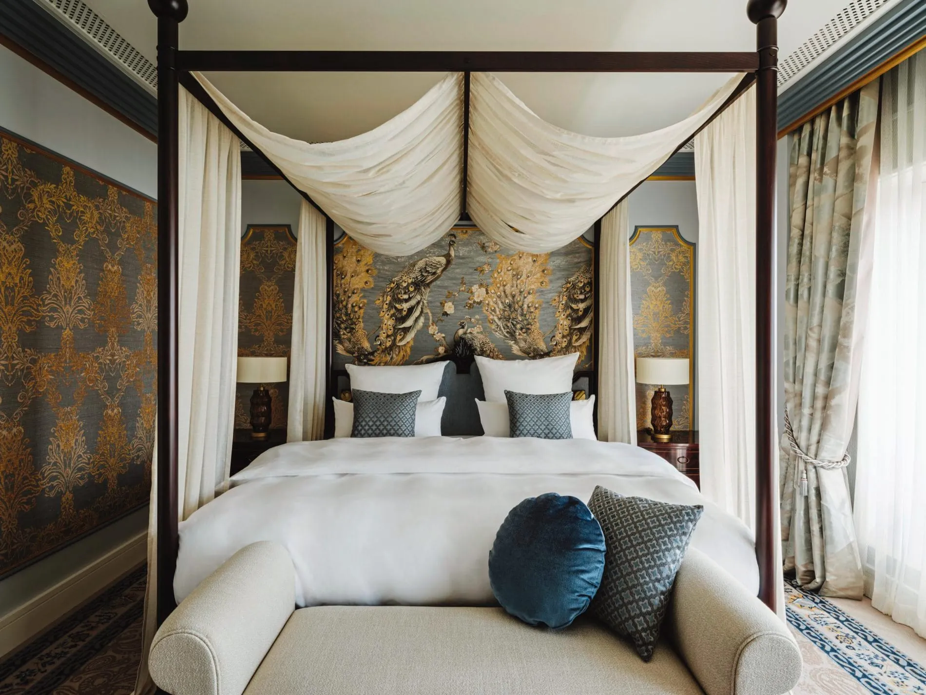 Das Schlafzimmer der Royal Presidential Suite verbindet europäische Grandhotel-Tradition mit indischen Designakzenten.