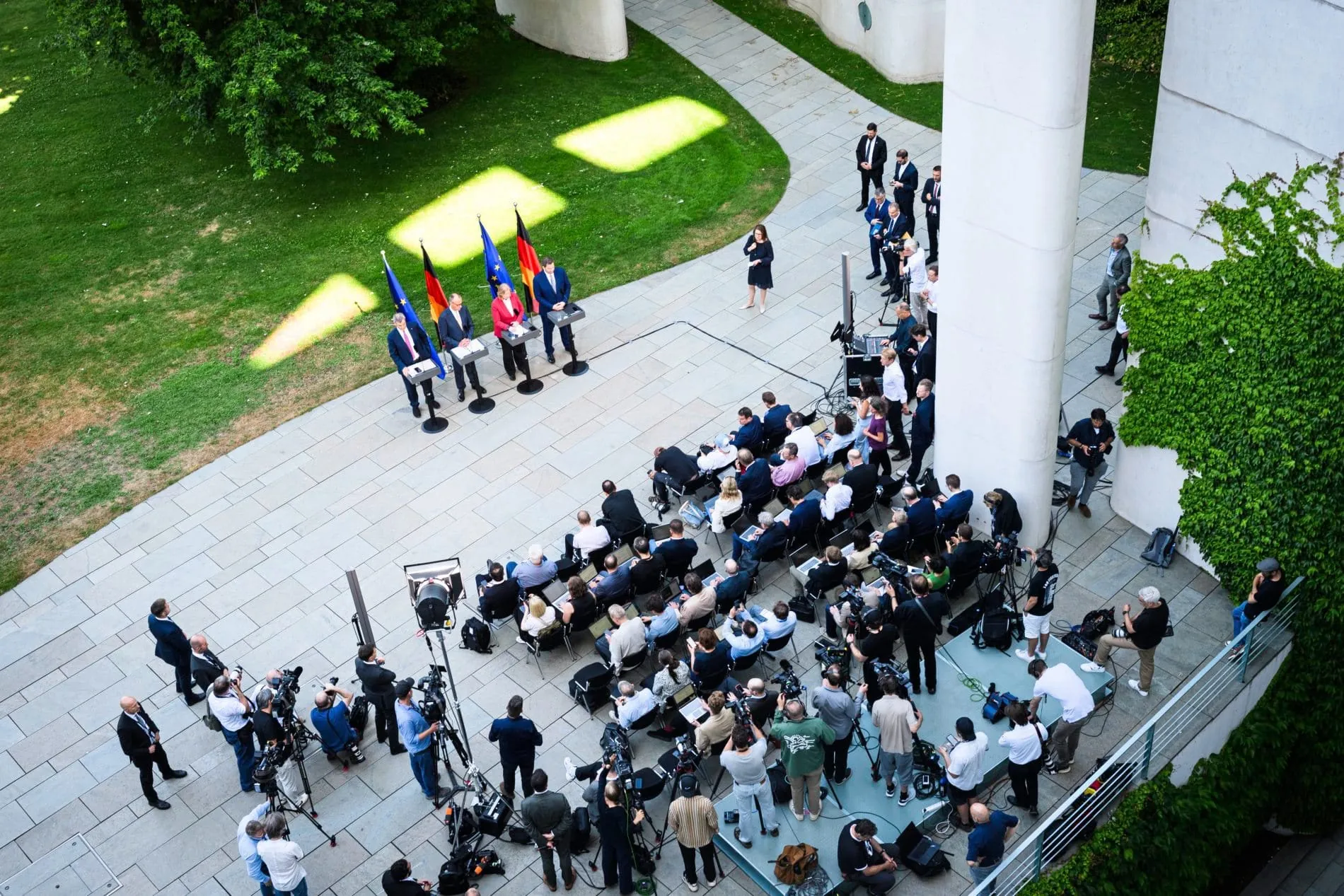 Bundeskanzler Friedrich Merz (2.v.l.) und die Spitzen von SPD und CSU bei der Pressekonferenz zu den Ergebnissen des Koalitionsausschusses im Garten des Bundeskanzleramts.