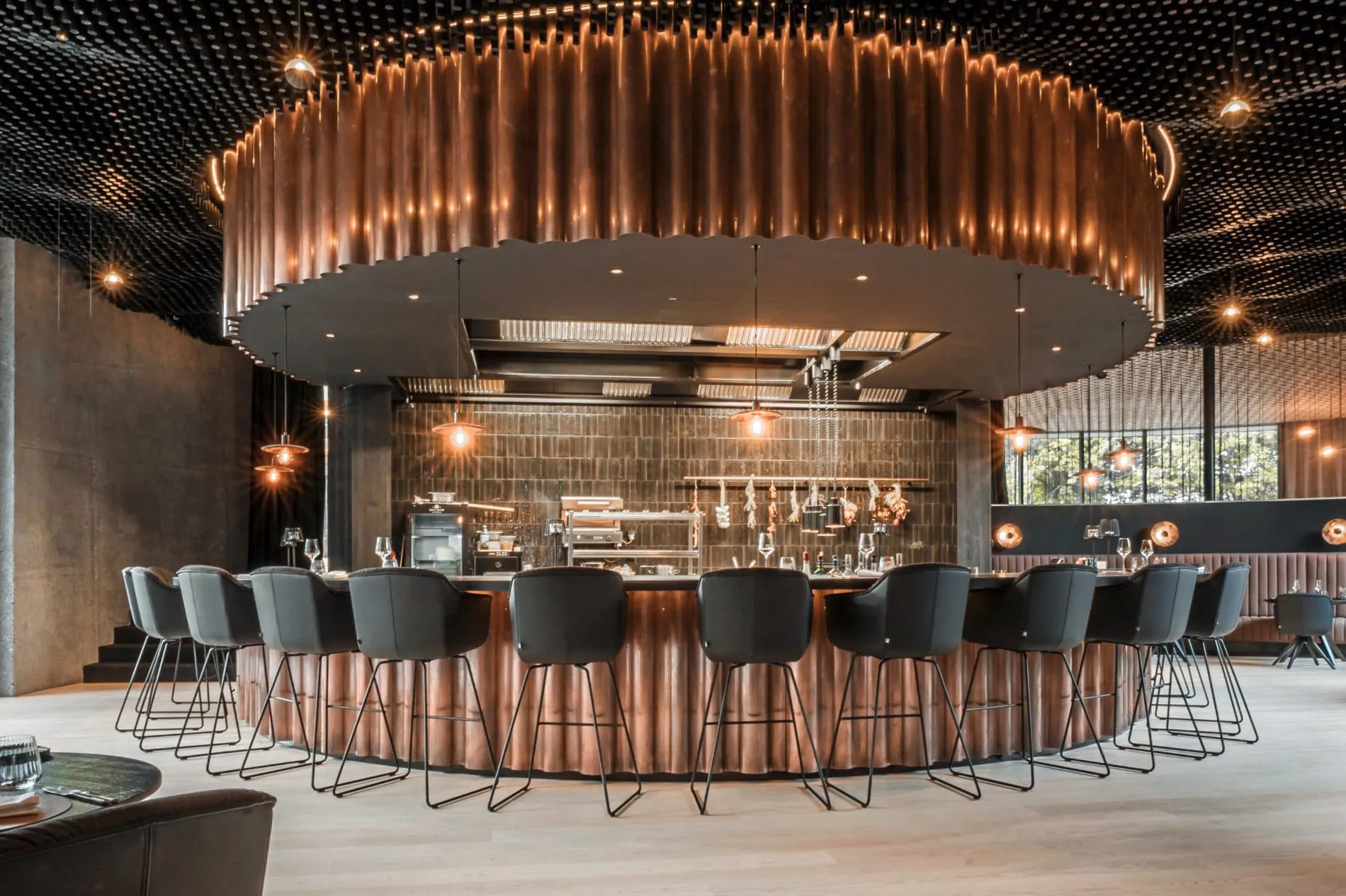 Die Bar in den Amrai Suites schimmert dank des warmen Kupfers in vielen Facetten.