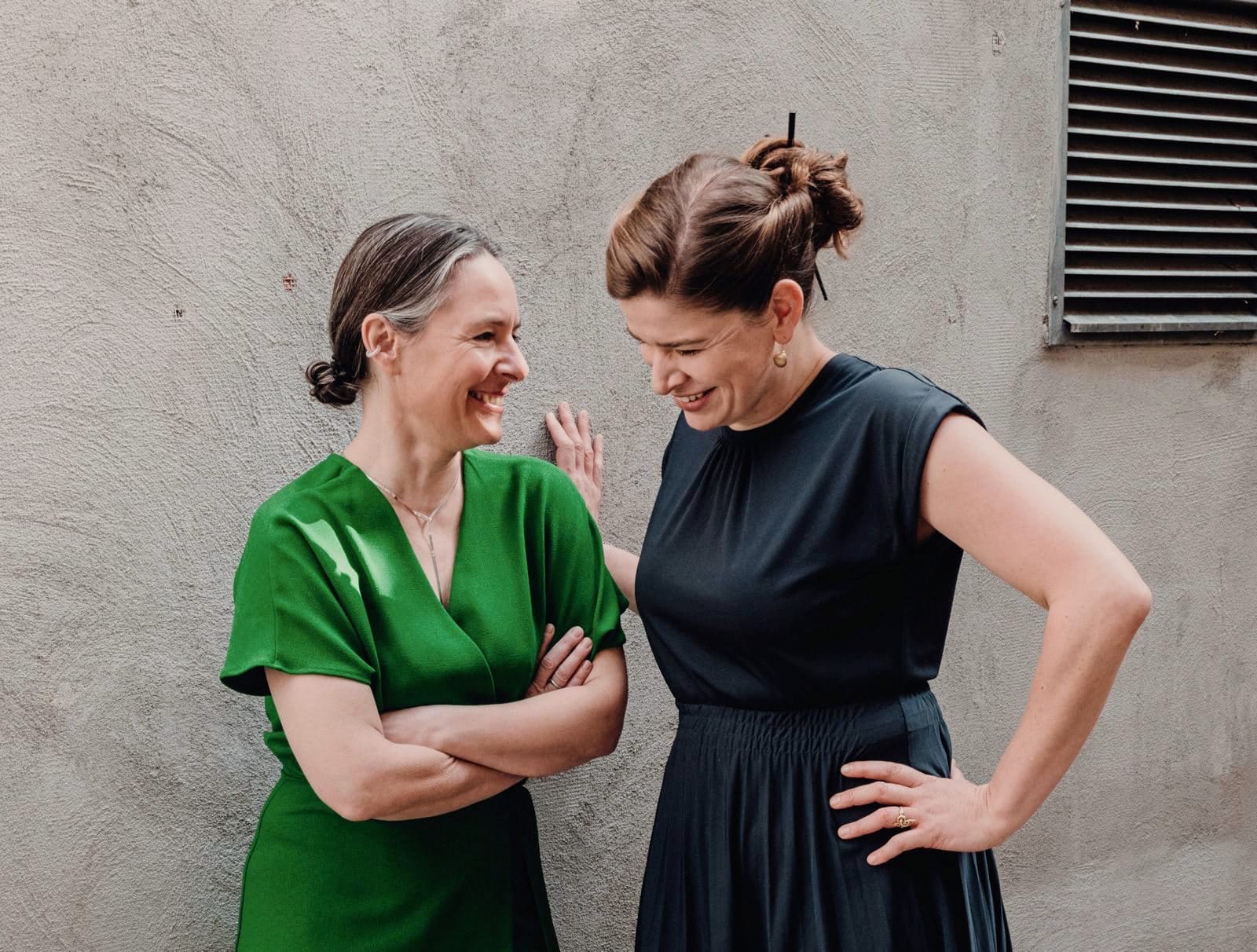 Friederike Bothe (links) und Antje de Vries erg&auml;nzen sich in der Culinary Identity Agency: Bothe bringt als Kommunikationsdesignerin die gestalterische und erz&auml;hlerische Perspektive ein, de Vries die kulinarische.