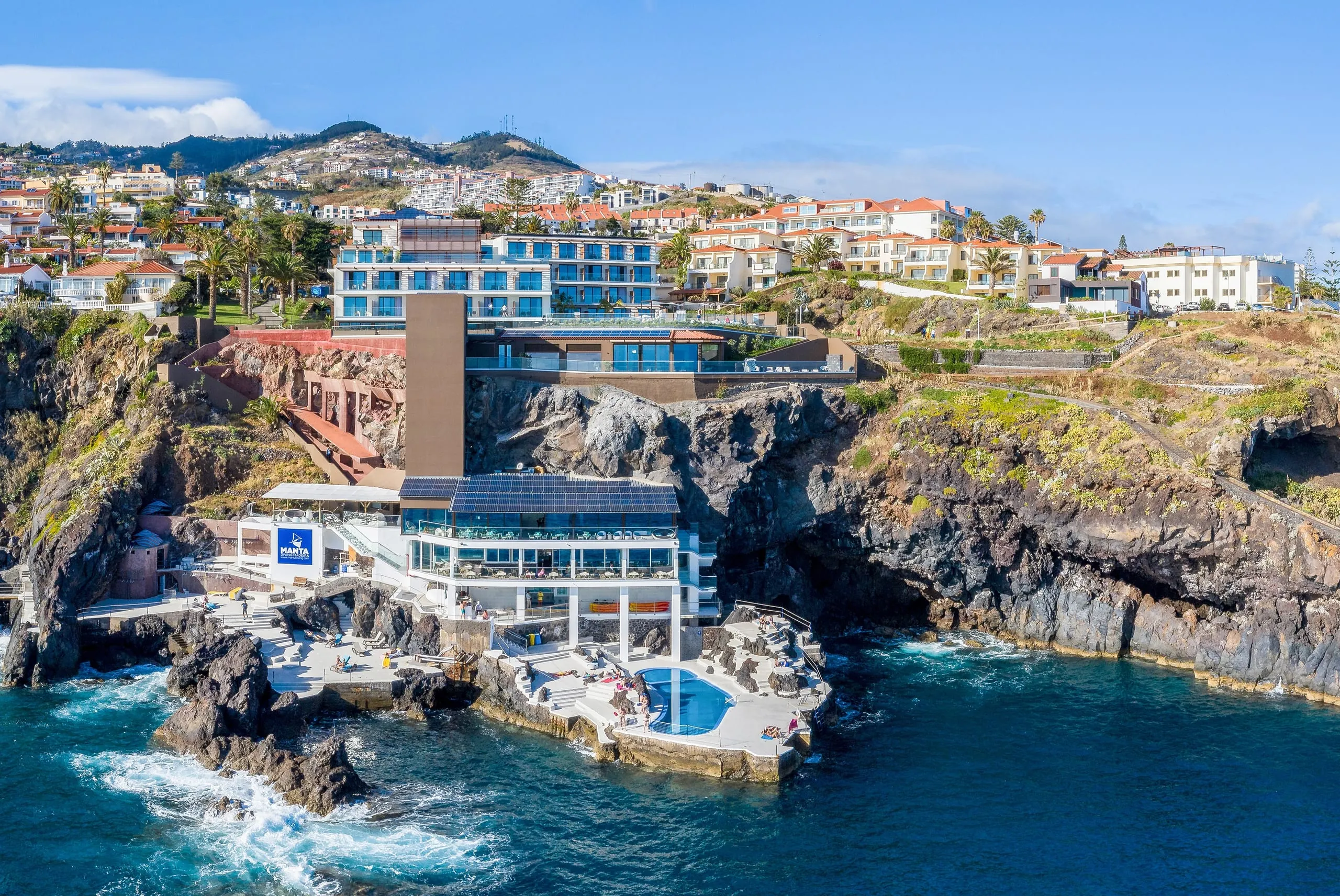 Auf einer Klippe an der Südküste Madeiras gelegen: Das Resort in Caniço de Baixo gilt als erstes energieautarkes Hotel der Insel.