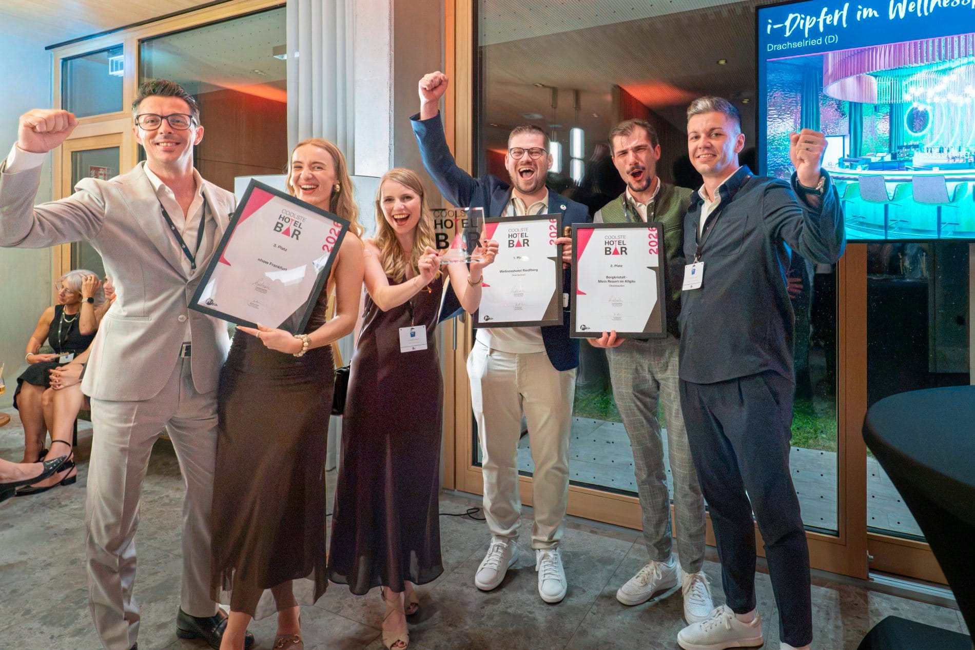 Nach der Verleihung war vor der Verleihung: In der Bar des Seegut Zeppelin hat Mein Tophotel zum zweiten Mal den Award „Coolste Hotelbar“ vergeben.