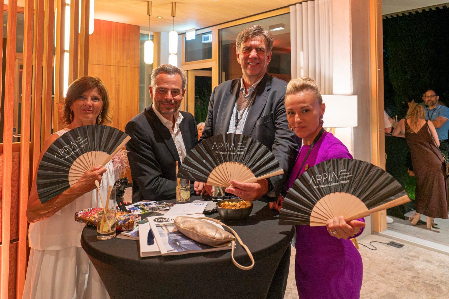 Nach der Verleihung war vor der Verleihung: In der Bar des Seegut Zeppelin hat Mein Tophotel zum zweiten Mal den Award „Coolste Hotelbar“ vergeben.