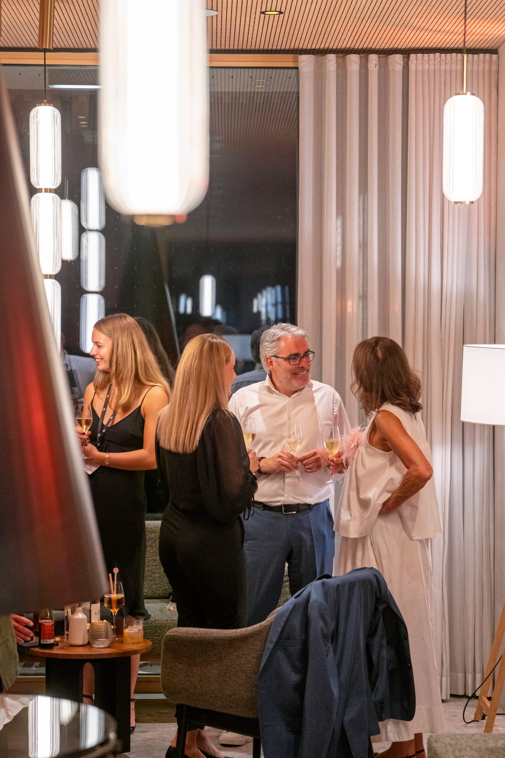 Nach der Verleihung war vor der Verleihung: In der Bar des Seegut Zeppelin hat Mein Tophotel zum zweiten Mal den Award „Coolste Hotelbar“ vergeben.