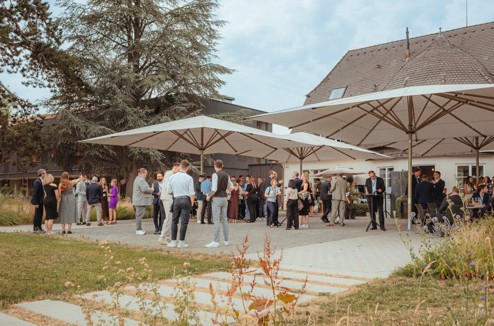 Feierlicher Empfang beim Grand Prix der Tagungshotellerie auf der Restaurantterrasse des Seegut Zeppelin in Friedrichshafen.