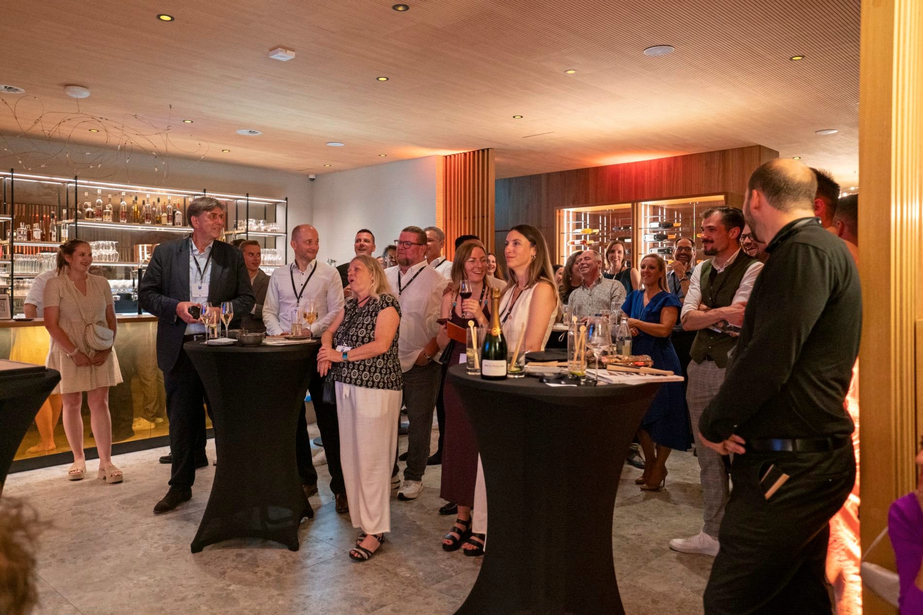 Nach der Verleihung war vor der Verleihung: In der Bar des Seegut Zeppelin hat Mein Tophotel zum zweiten Mal den Award „Coolste Hotelbar“ vergeben.