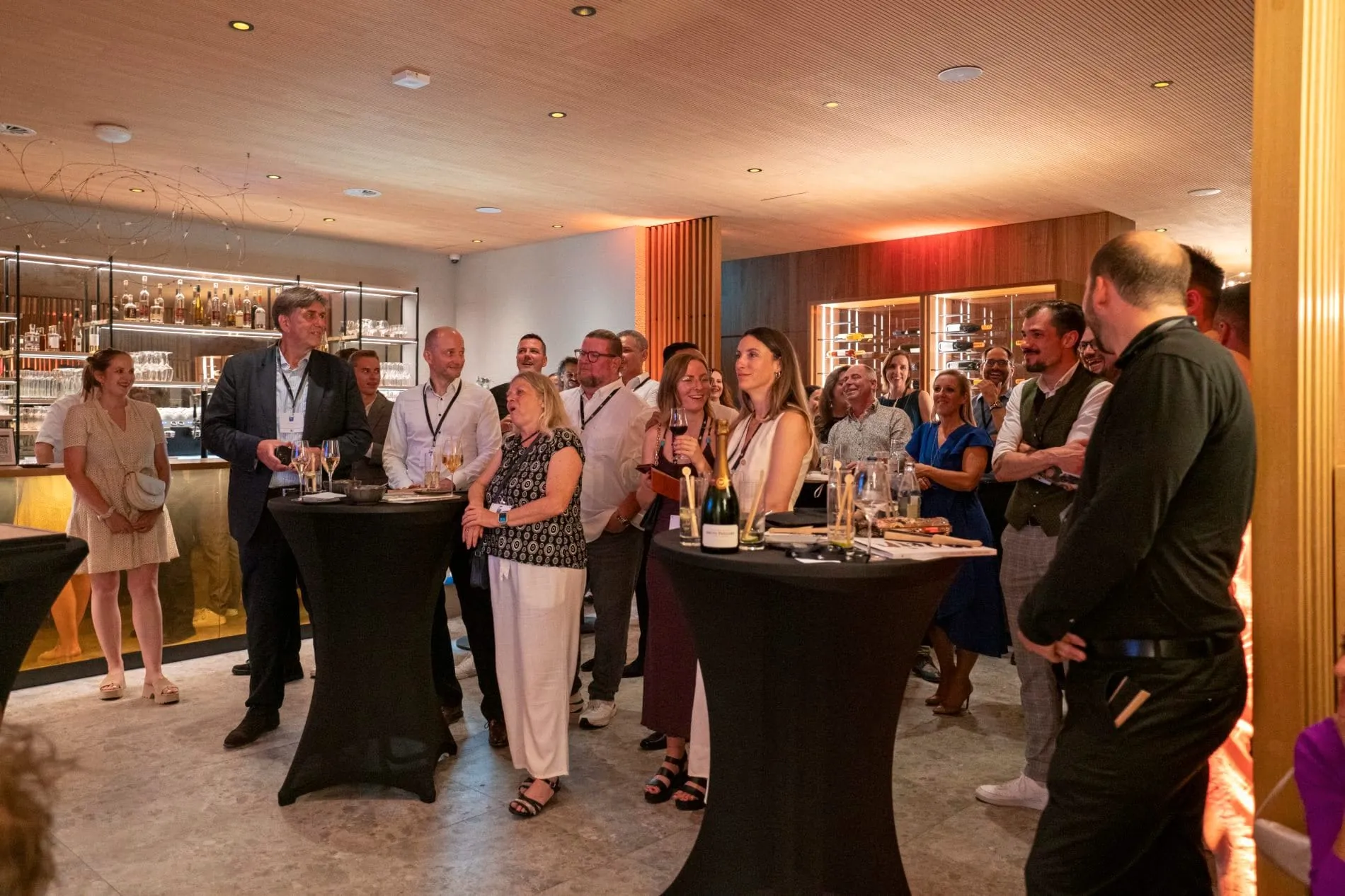 Nach der Verleihung war vor der Verleihung: In der Bar des Seegut Zeppelin hat Mein Tophotel zum zweiten Mal den Award „Coolste Hotelbar“ vergeben.