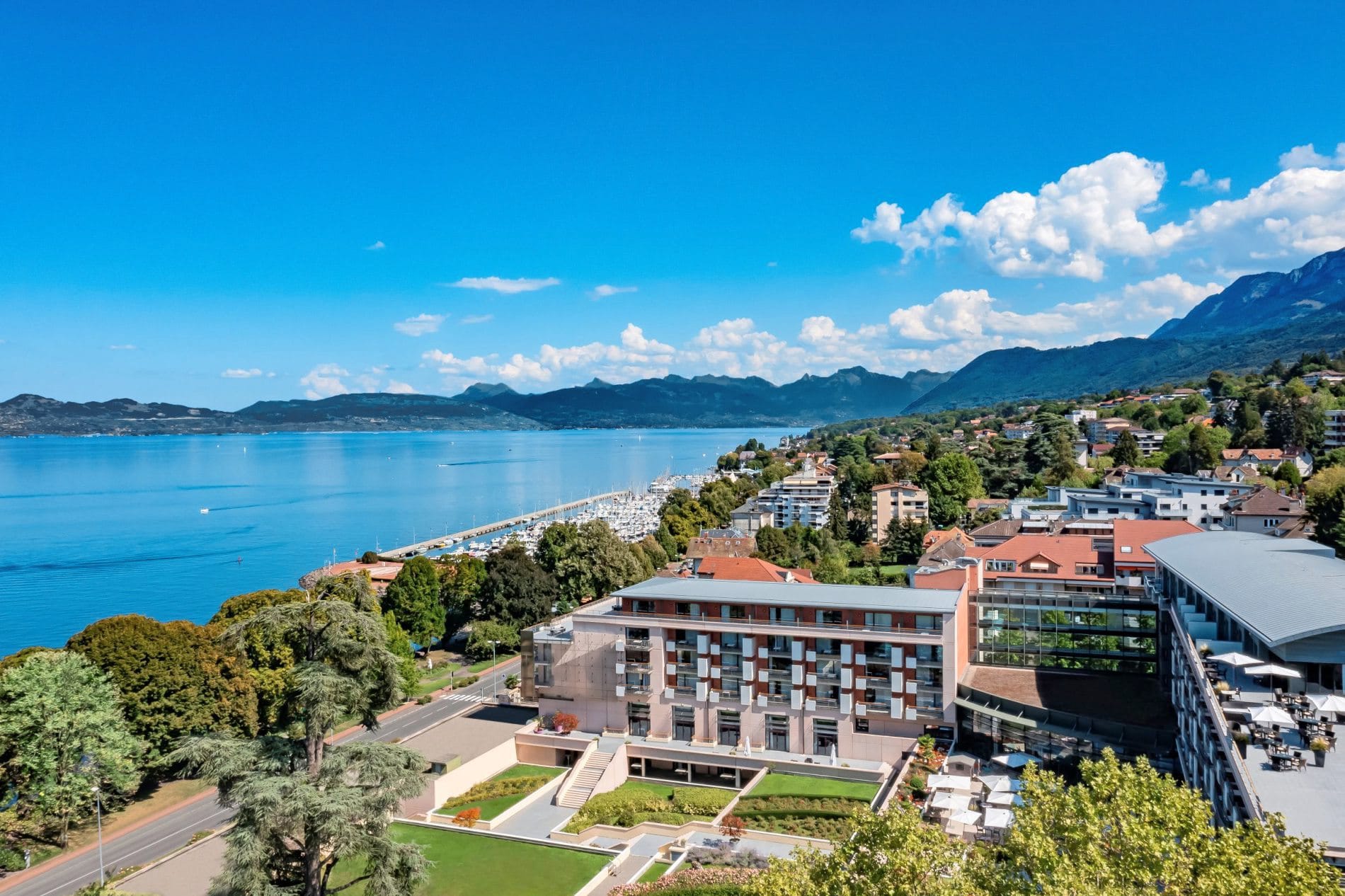 Das Haus am Ufer des Genfer Sees firmiert ab August als Hotel Evian-les-Bains by Leonardo Hotels.