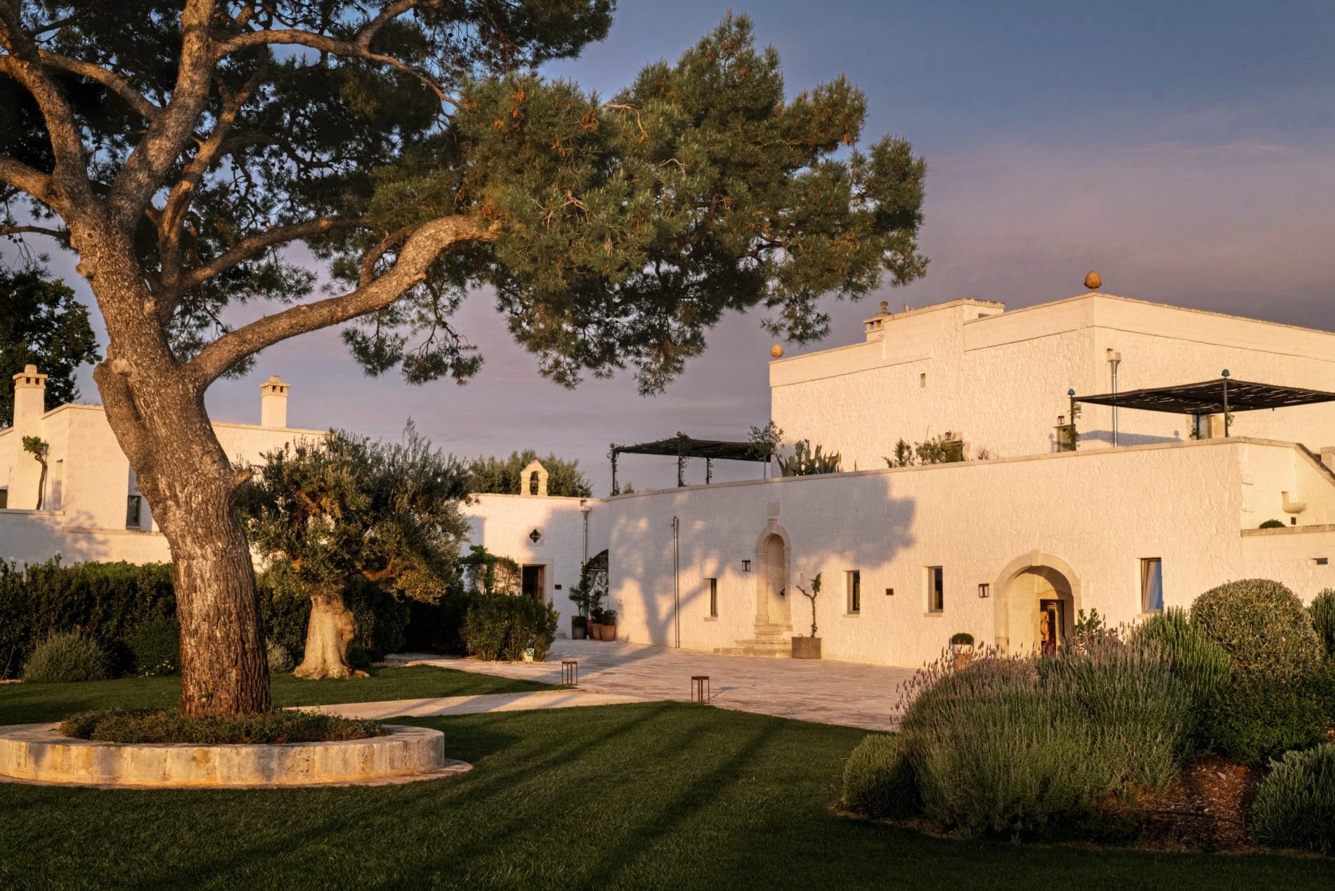 Umgeben von Weinbergen und jahrhundertealten Olivenbäumen, liegt das Relais & Châteaux Masseria Aura Terrae im italienischen Polignano a Mare.