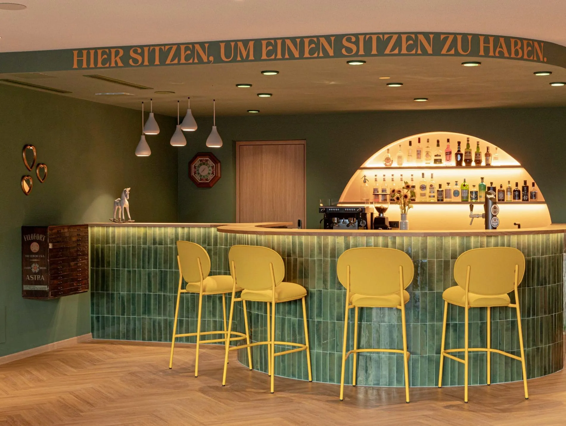 "Hier sitzen, um einen sitzen zu haben“: Die Bar in der Pension Fernblick Höfler setzt auf eine gesunde Portion Humor.
