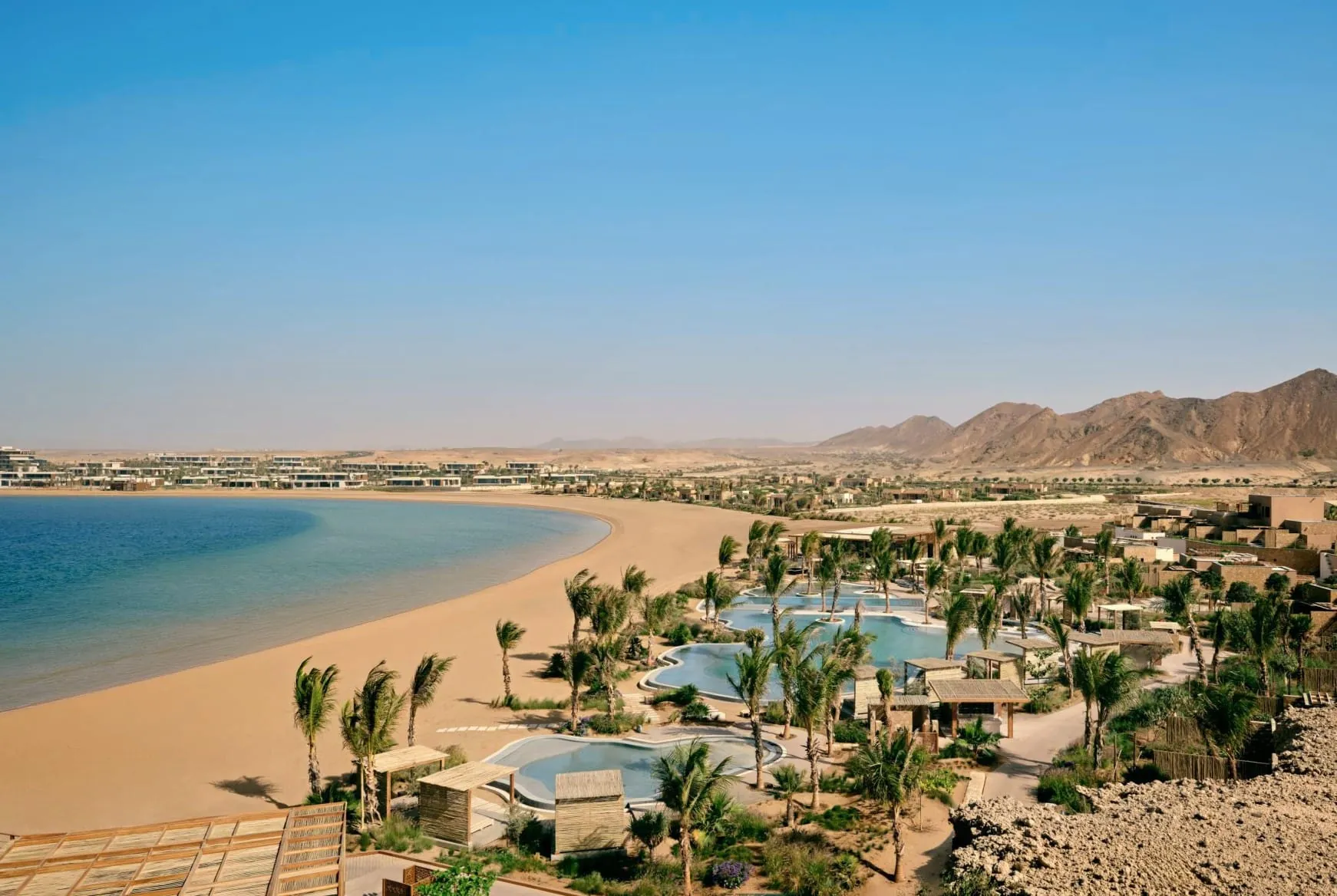 Blick auf das Six Senses Amaala in Saudi-Arabien. Die Architektur orientiert sich an der traditionellen Küstenbauweise der Region.