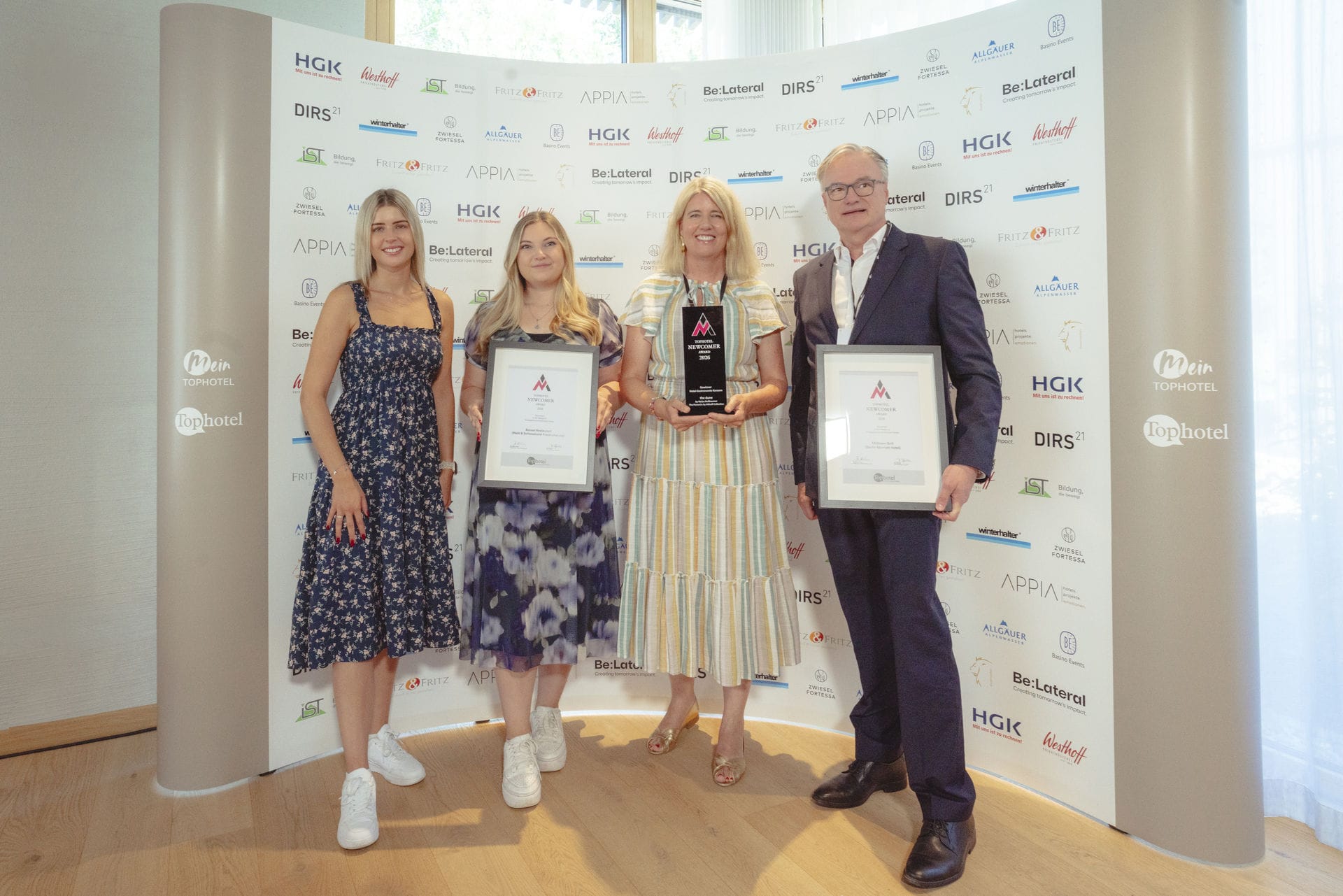 Glückliche Gewinner und Nominierte: (von links) Anja Koppenhöfer & Amelie Mayer, Restaurant Bonsai/Wald & Schlosshotel Friedrichsruhe; Carmen Hackmann, Restaurant the dune/The Florentin Frankfurt; und Hansjoerg Schneider, Midtown Grill/Berlin Marriott Hotel.