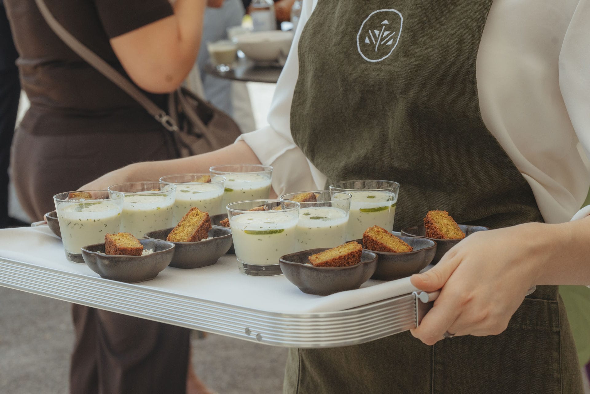 Celebrate & Connect: Gewinner, Finalisten und Gäste beim Flying Buffet auf der Terrasse des hoteleigenen Restaurants Pinus.