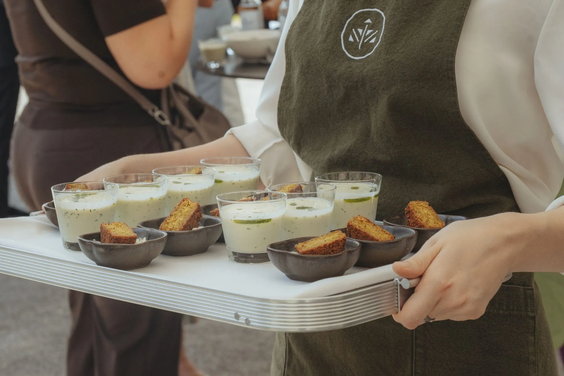 Celebrate & Connect: Gewinner, Finalisten und Gäste beim Flying Buffet auf der Terrasse des hoteleigenen Restaurants Pinus.