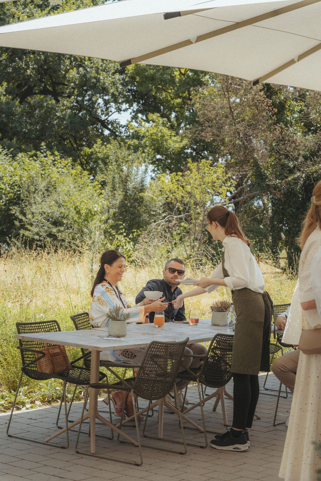 Celebrate & Connect: Gewinner, Finalisten und Gäste beim Flying Buffet auf der Terrasse des hoteleigenen Restaurants Pinus.