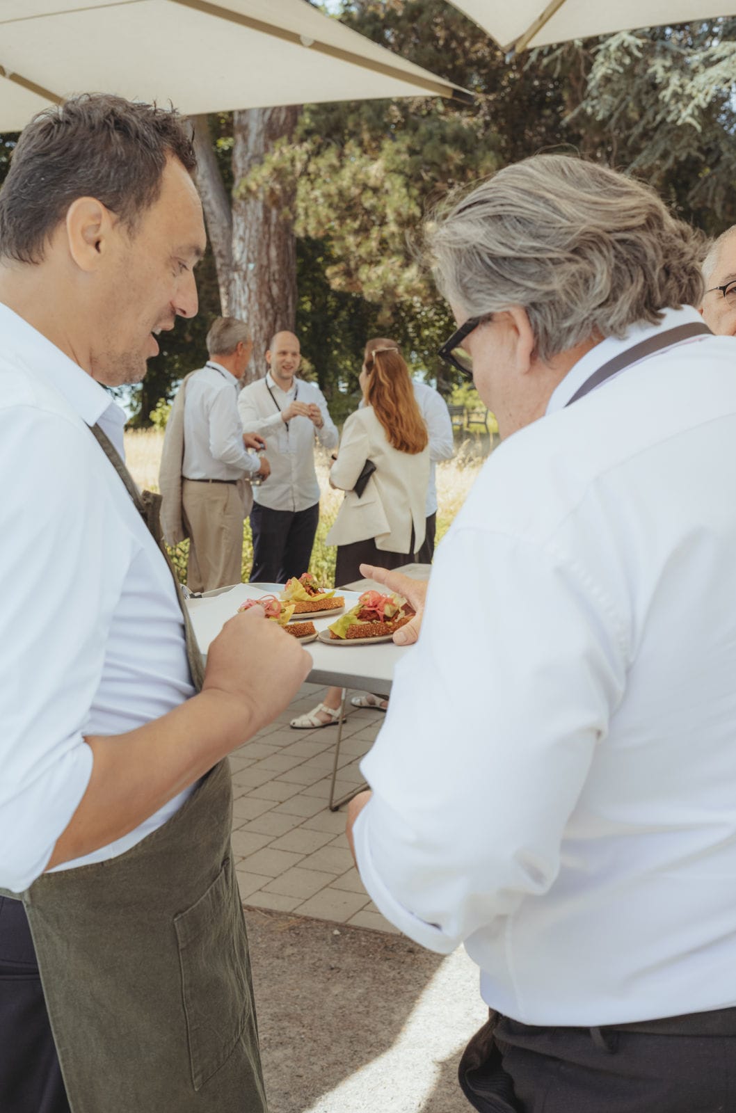 Celebrate & Connect: Gewinner, Finalisten und Gäste beim Flying Buffet auf der Terrasse des hoteleigenen Restaurants Pinus.