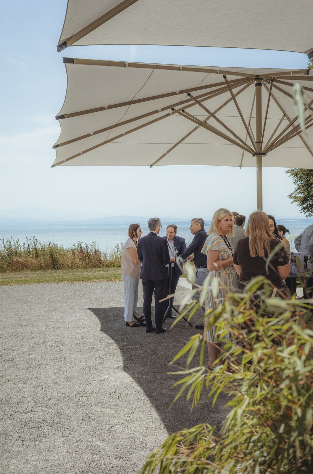 Celebrate & Connect: Gewinner, Finalisten und Gäste beim Flying Buffet auf der Terrasse des hoteleigenen Restaurants Pinus.