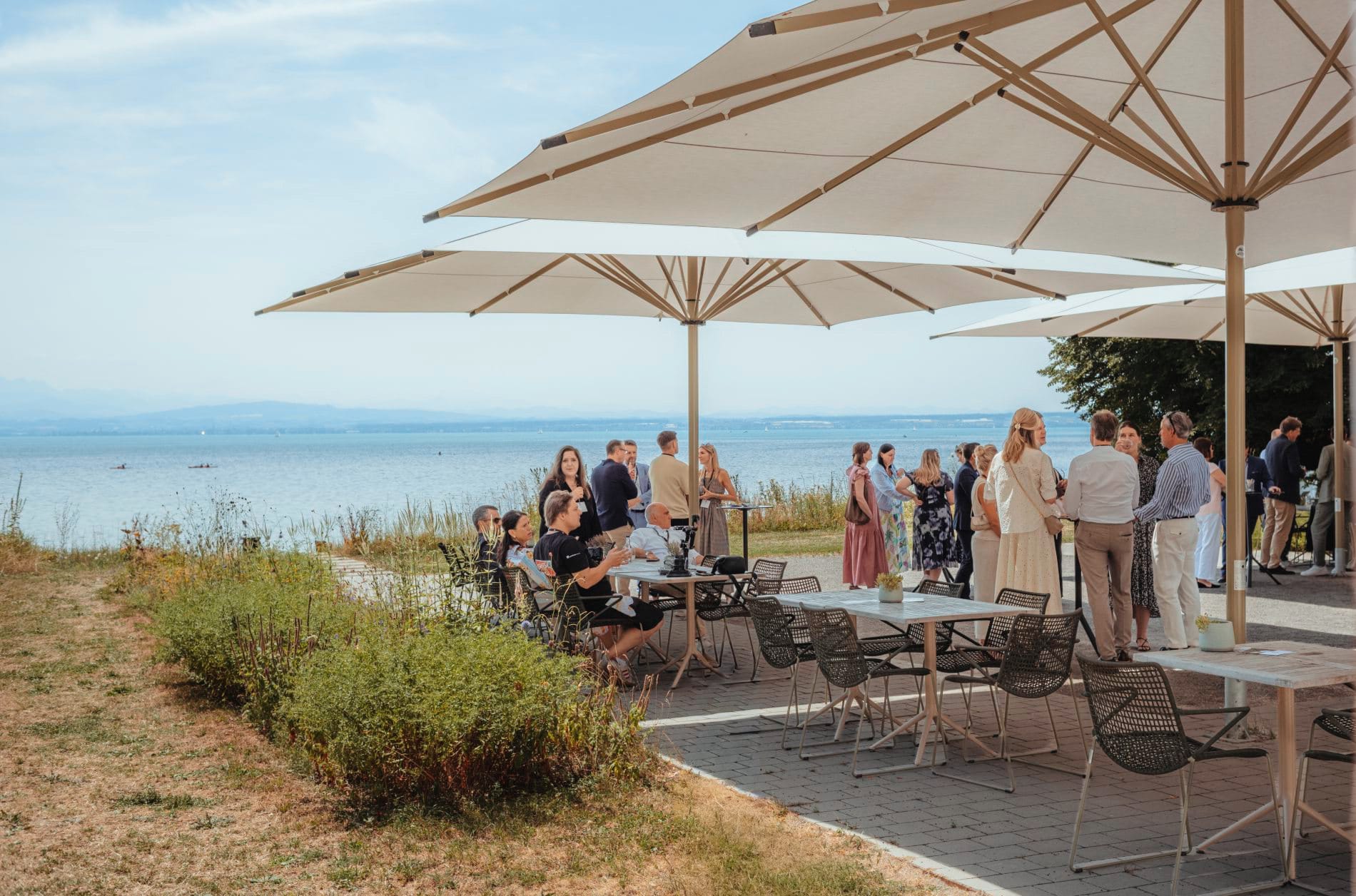 Celebrate & Connect: Gewinner, Finalisten und Gäste beim Flying Buffet auf der Terrasse des hoteleigenen Restaurants Pinus.