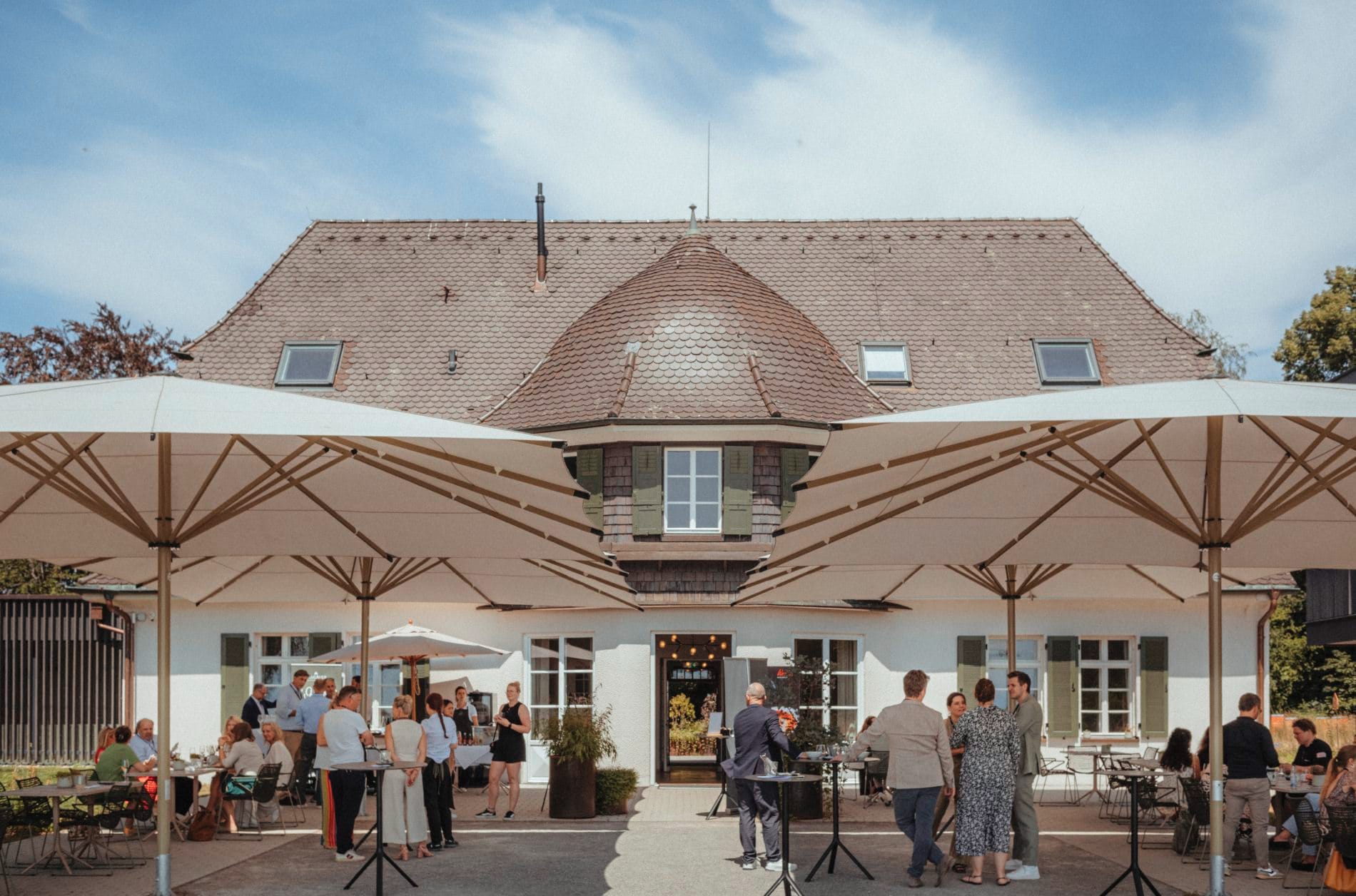 Celebrate & Connect: Gewinner, Finalisten und Gäste beim Flying Buffet auf der Terrasse des hoteleigenen Restaurants Pinus.