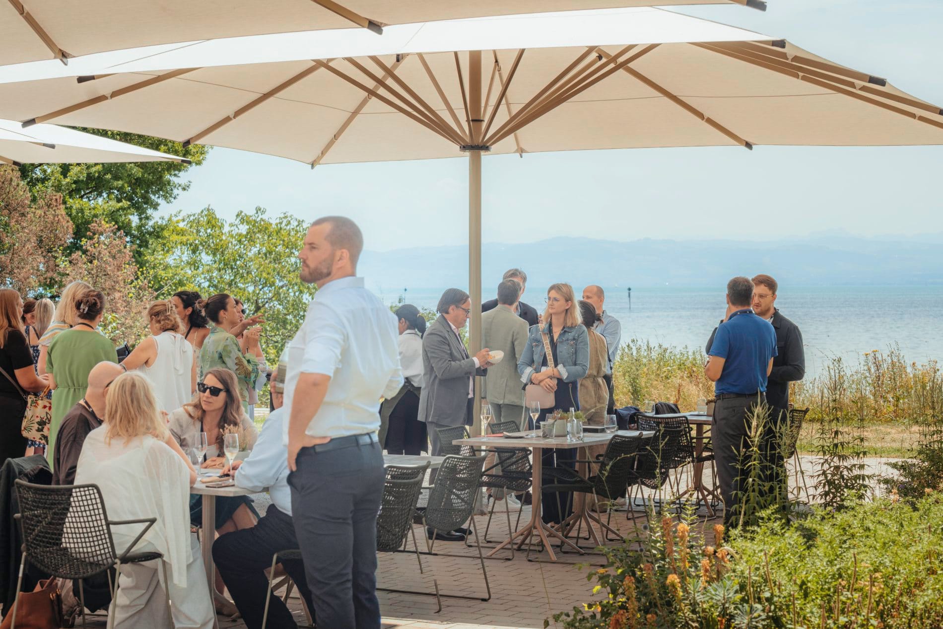 Celebrate & Connect: Gewinner, Finalisten und Gäste beim Flying Buffet auf der Terrasse des hoteleigenen Restaurants Pinus.