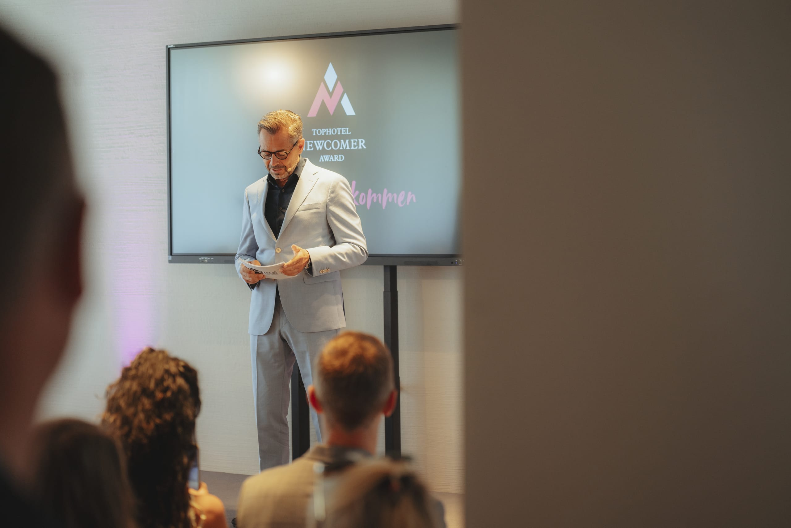 Impressionen der Newcomer-Award-Verleihung im Seegut Zeppelin: Moderator Michael Sporer führte durch die Verleihung.