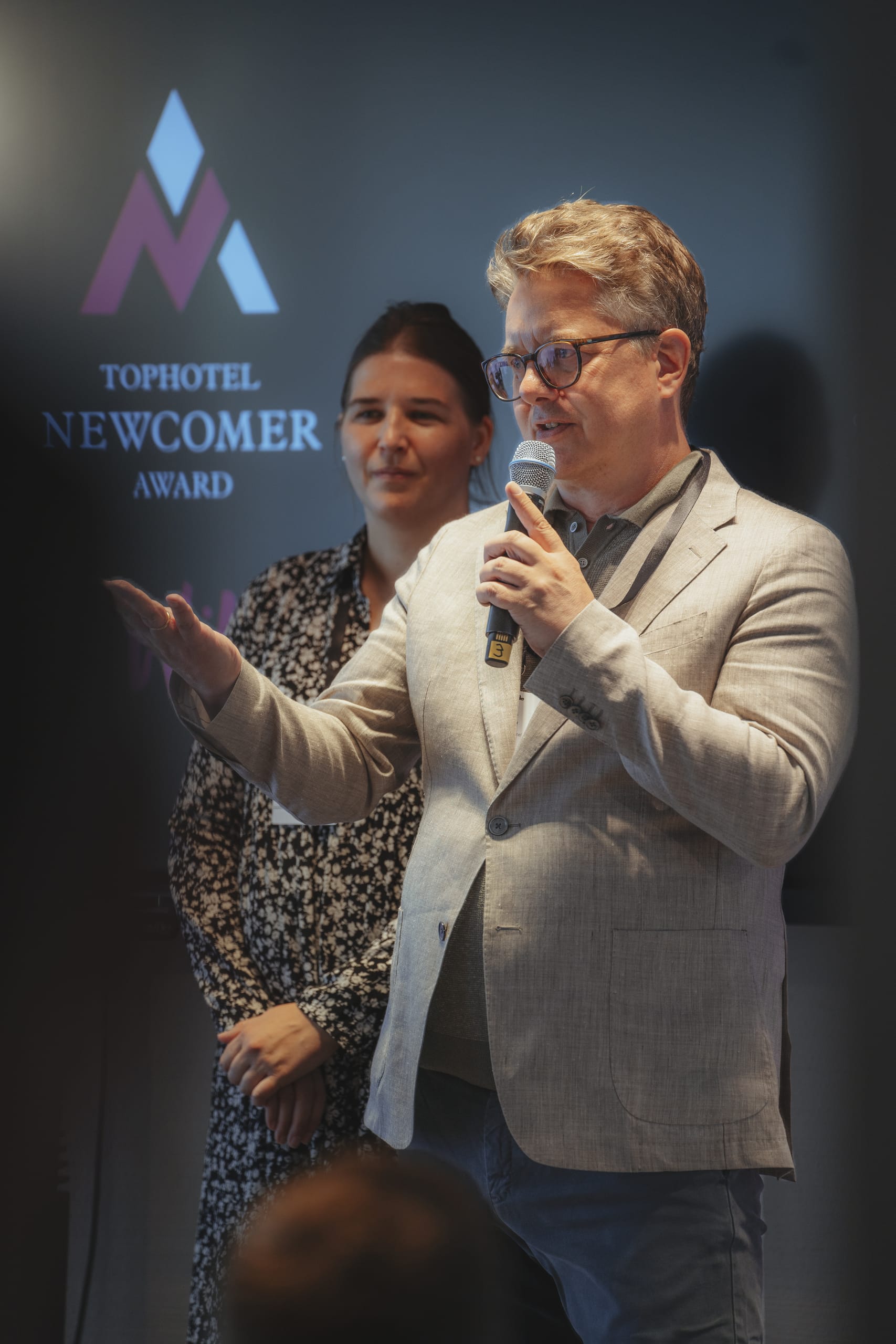 Impressionen der Newcomer-Award-Verleihung im Seegut Zeppelin: Die Gastgeber Sandra und Hendrik Fennel begrüßen die Gäste.