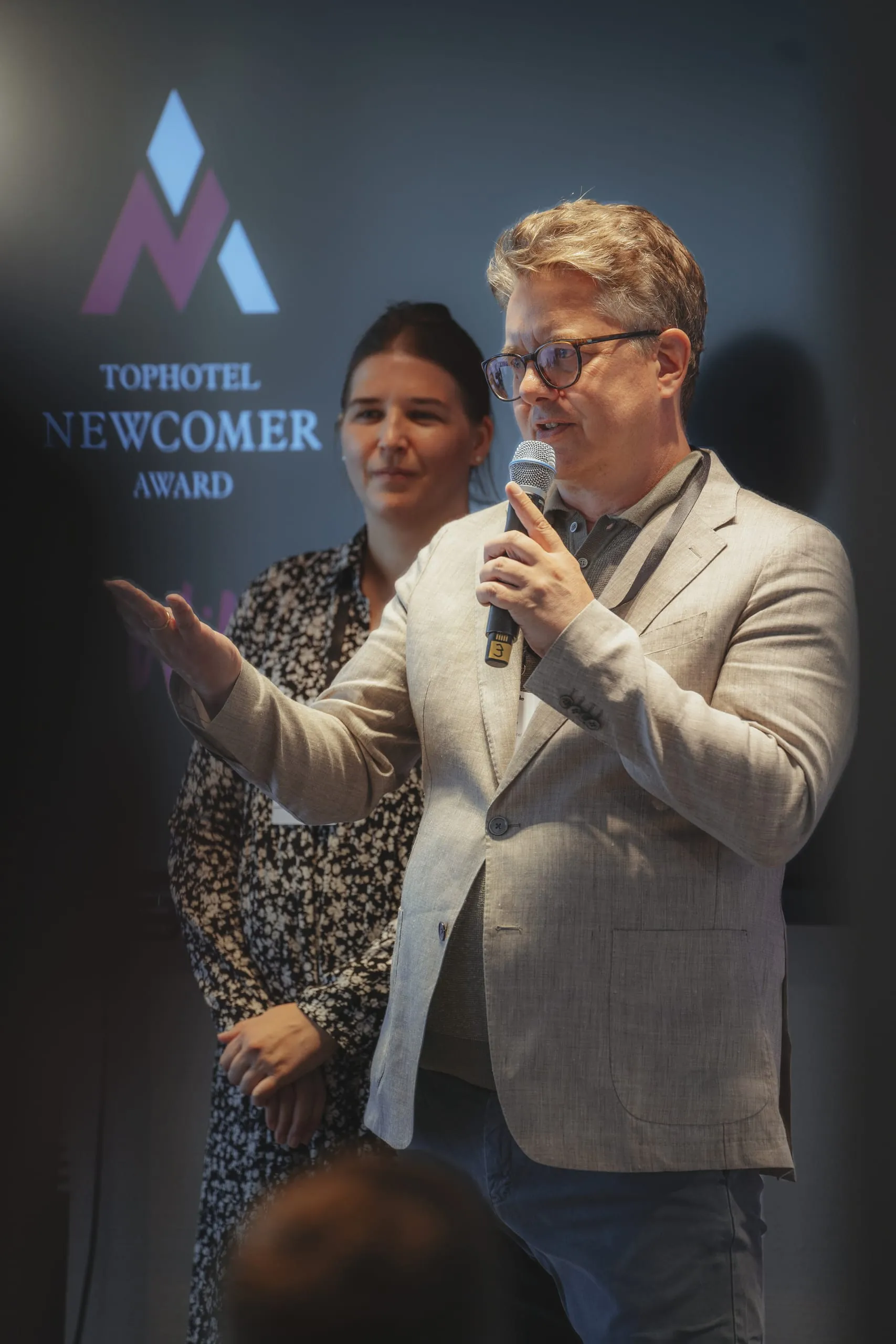 Impressionen der Newcomer-Award-Verleihung im Seegut Zeppelin: Die Gastgeber Sandra und Hendrik Fennel begrüßen die Gäste.
