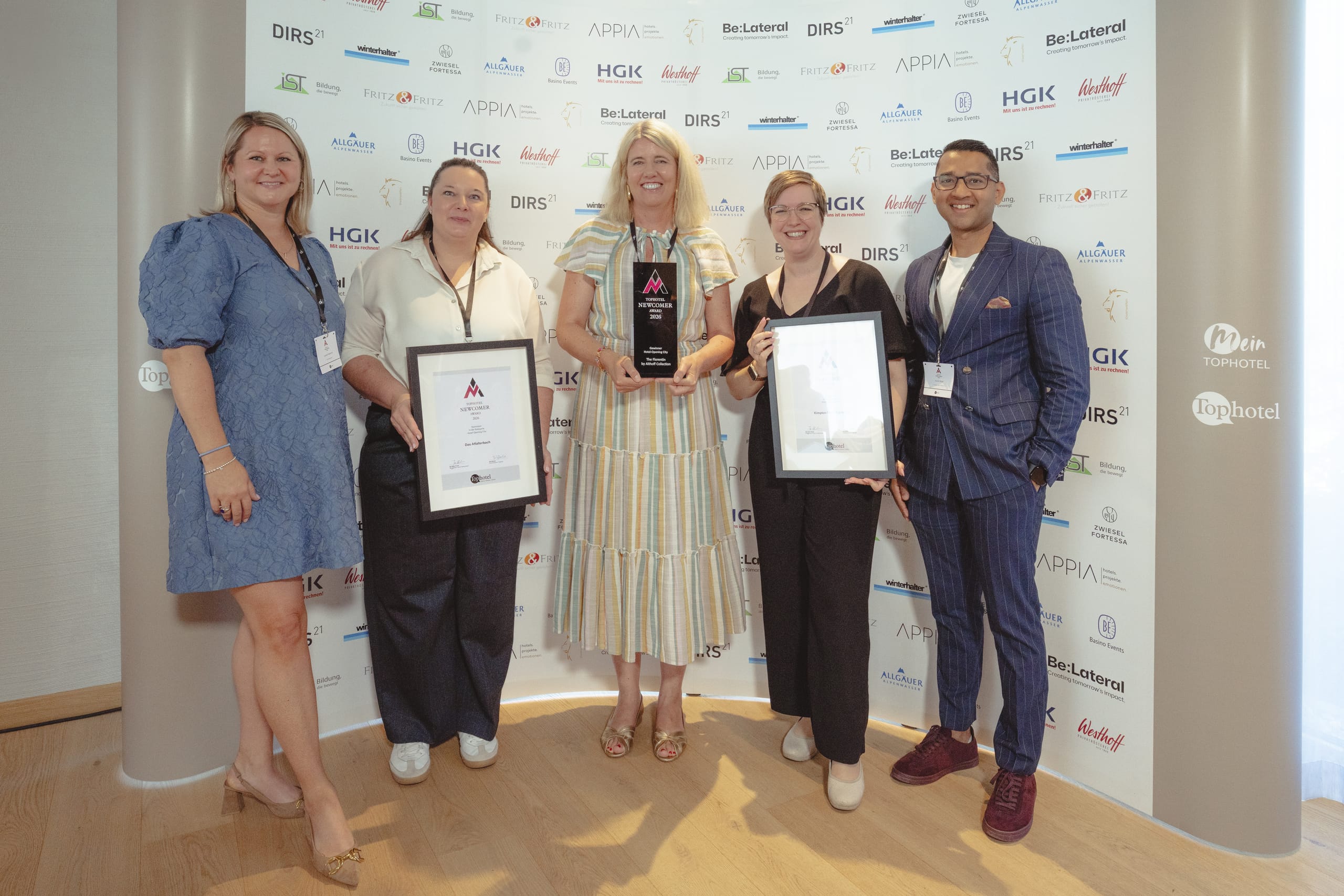 Glückliche Gewinner und Nominierte: (von links) Leonie Neberich und Franziska Brandt von Das Affalterbach, Carmen Hackmann vom The Florentin sowie Stefanie Verheij und Kunal Shah vom Kimpton Main Frankfurt.