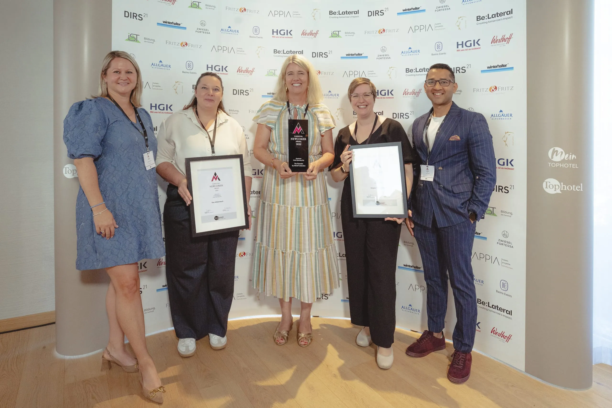 Glückliche Gewinner und Nominierte: (von links) Leonie Neberich und Franziska Brandt von Das Affalterbach, Carmen Hackmann vom The Florentin sowie Stefanie Verheij und Kunal Shah vom Kimpton Main Frankfurt.