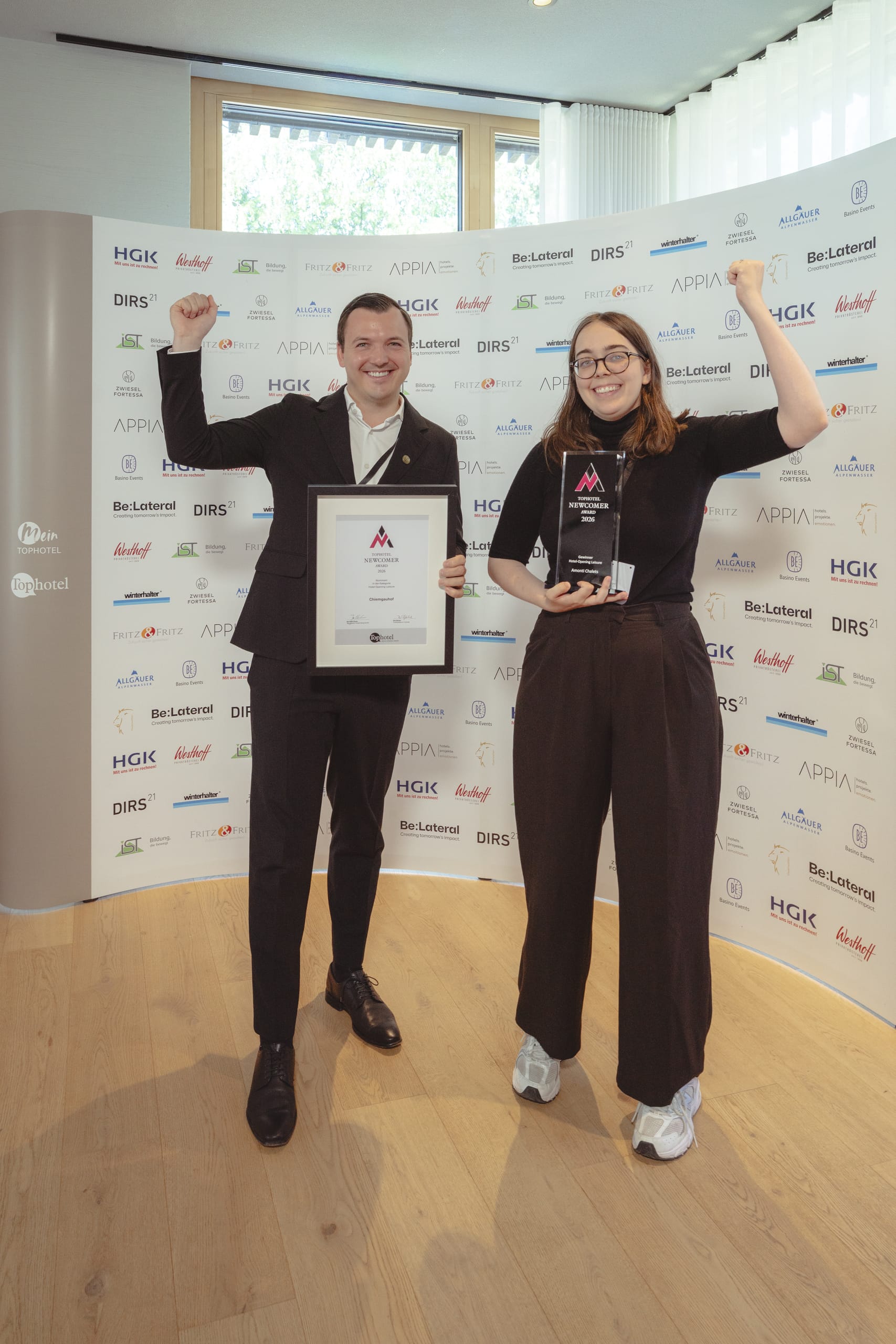 Glückliche Gewinner und Nominierte: (von links) Louis Steinle vom Chiemgauhof und Sophie Steger von den Amonti Chalets.