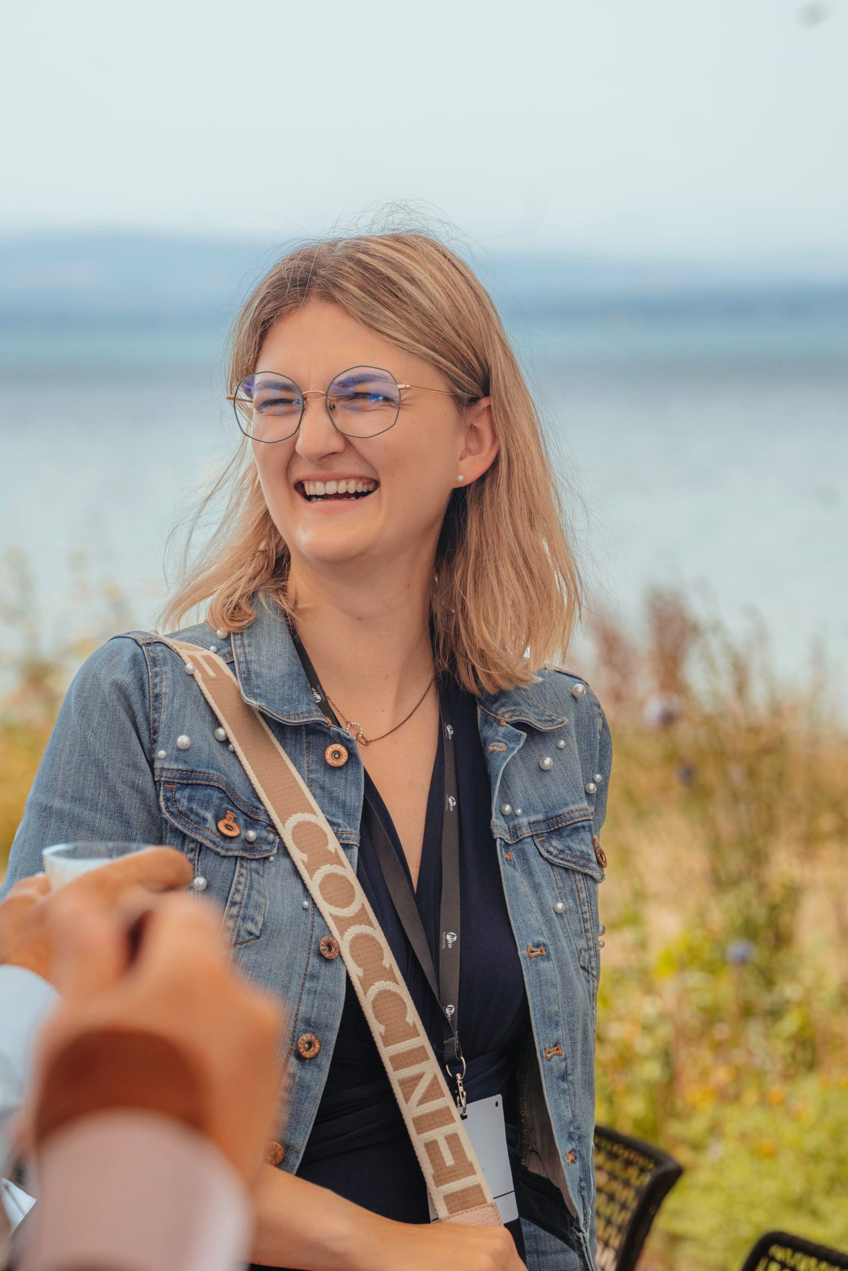 Celebrate & Connect: Gewinner, Finalisten und Gäste beim Flying Buffet auf der Terrasse des hoteleigenen Restaurants Pinus.