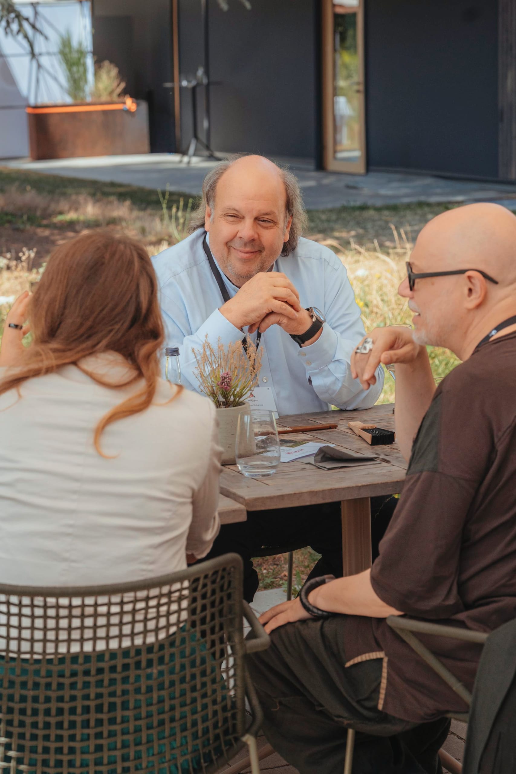 Celebrate & Connect: Gewinner, Finalisten und Gäste beim Flying Buffet auf der Terrasse des hoteleigenen Restaurants Pinus.
