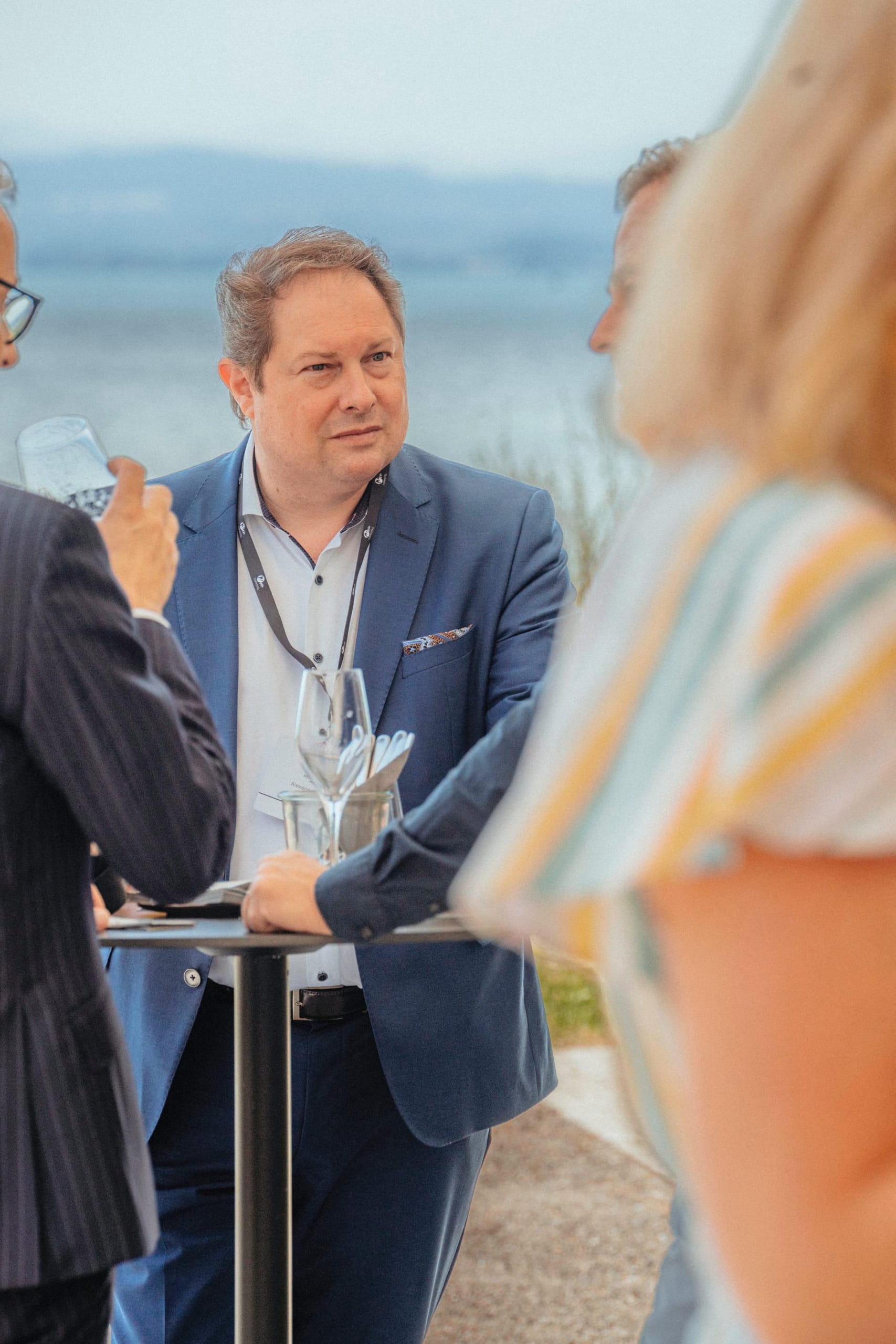 Celebrate & Connect: Gewinner, Finalisten und Gäste beim Flying Buffet auf der Terrasse des hoteleigenen Restaurants Pinus.