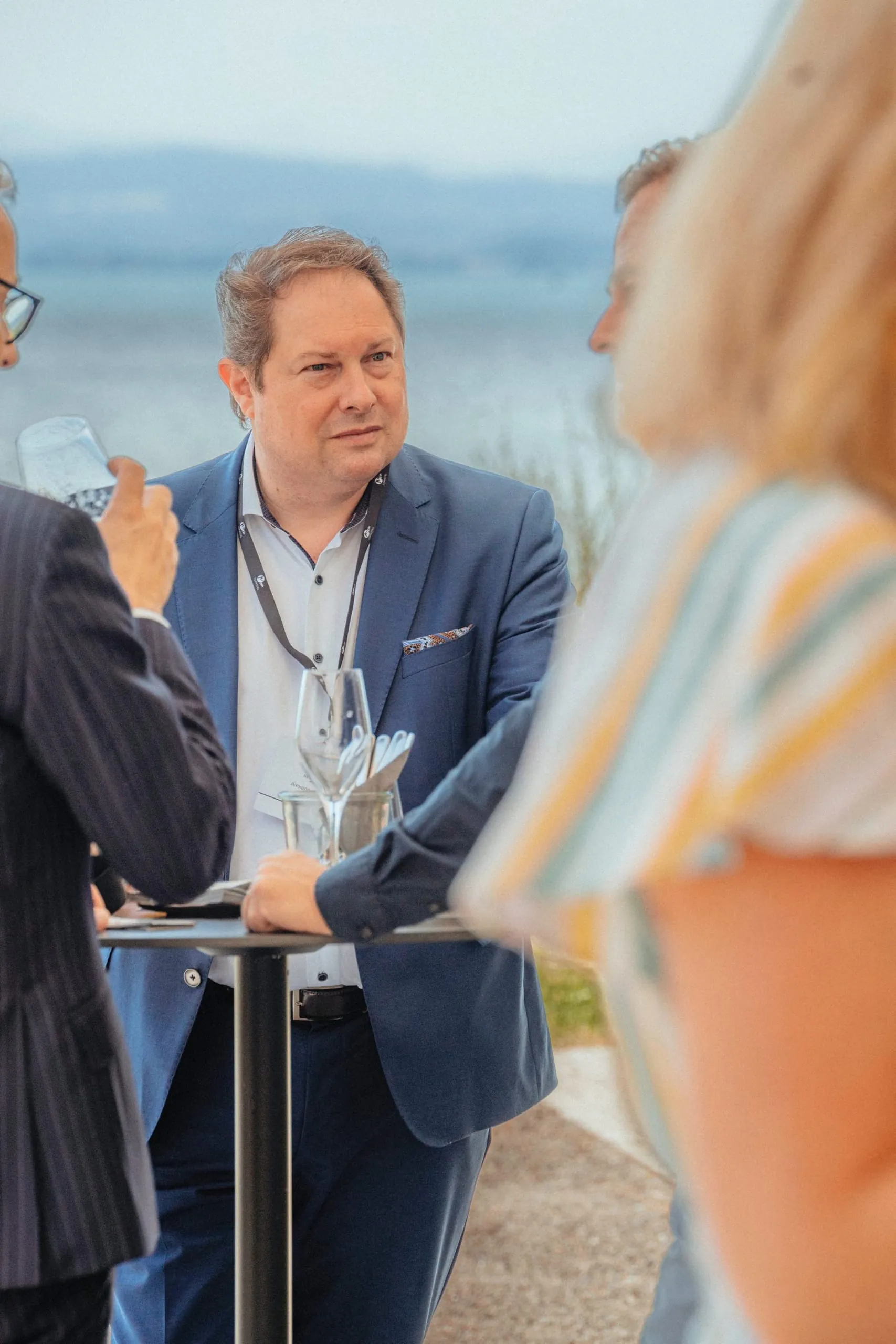 Celebrate & Connect: Gewinner, Finalisten und Gäste beim Flying Buffet auf der Terrasse des hoteleigenen Restaurants Pinus.