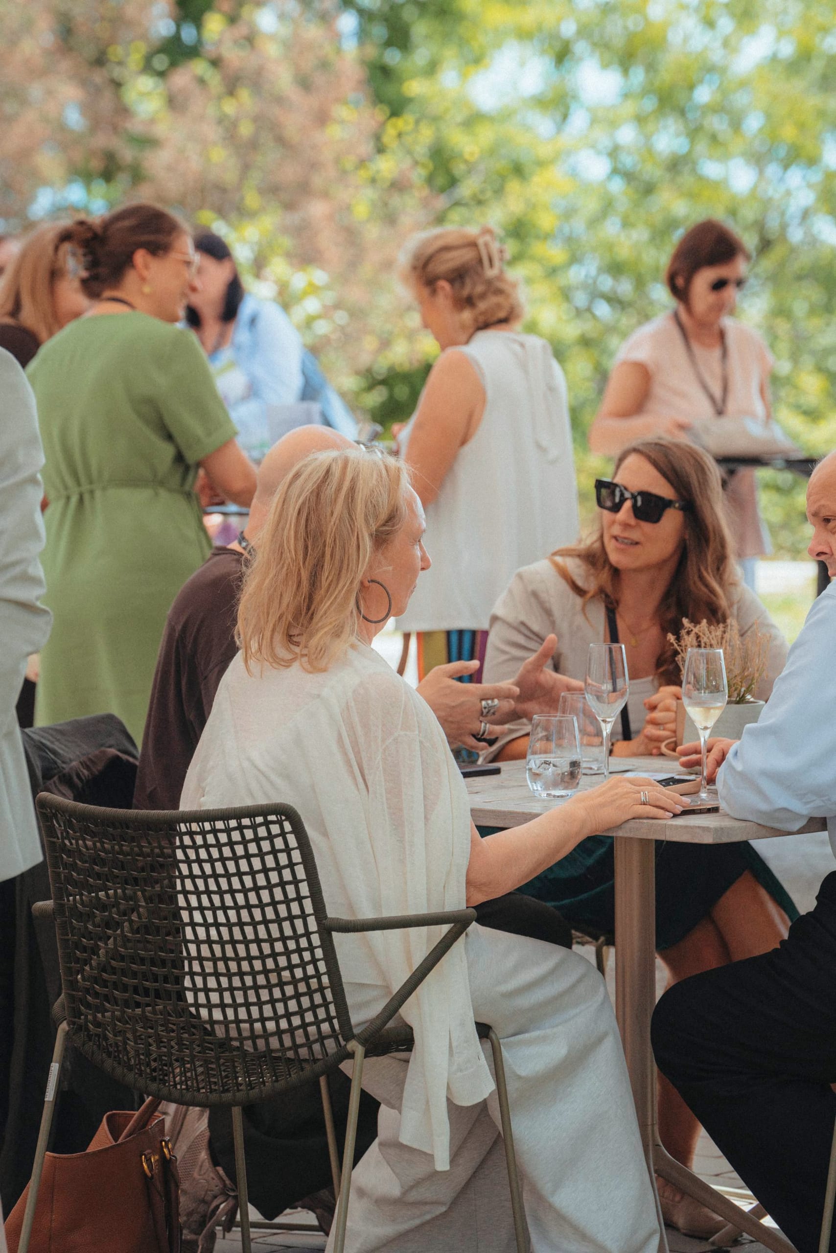 Celebrate & Connect: Gewinner, Finalisten und Gäste beim Flying Buffet auf der Terrasse des hoteleigenen Restaurants Pinus.