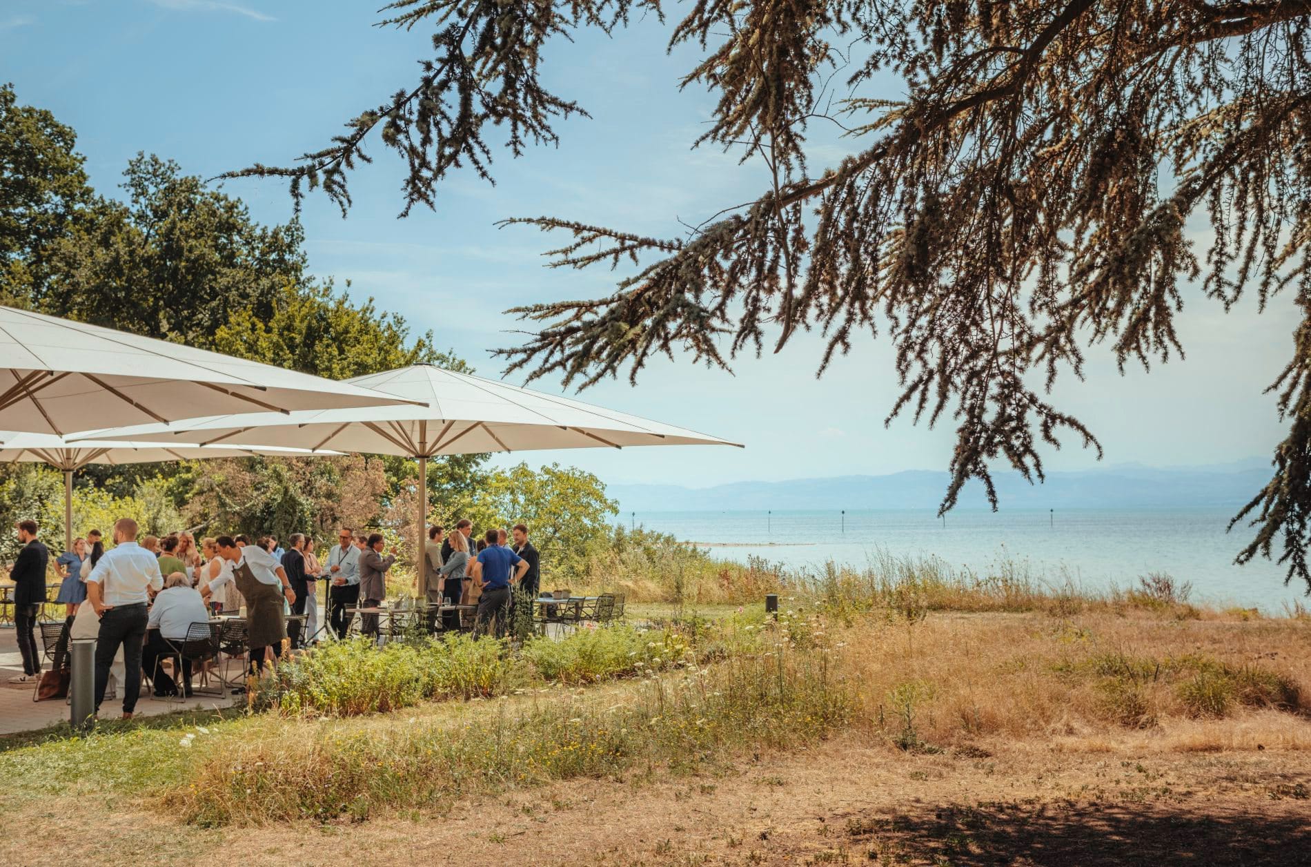 Celebrate & Connect: Gewinner, Finalisten und Gäste beim Flying Buffet auf der Terrasse des hoteleigenen Restaurants Pinus.