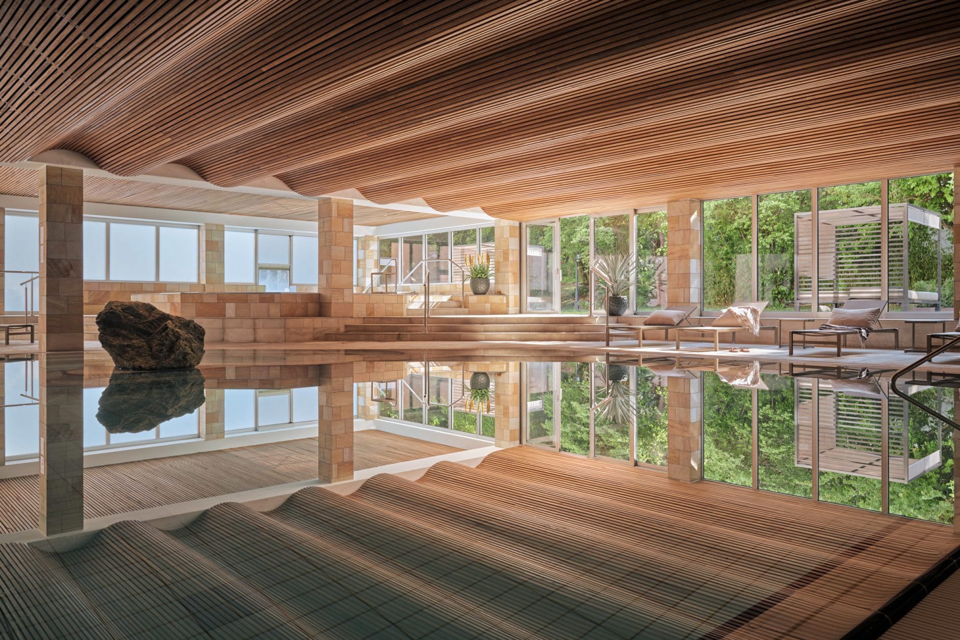 Der hoteleigene Spa-Bereich mit Pool verspricht Erholung im warmen Thermalwasser.