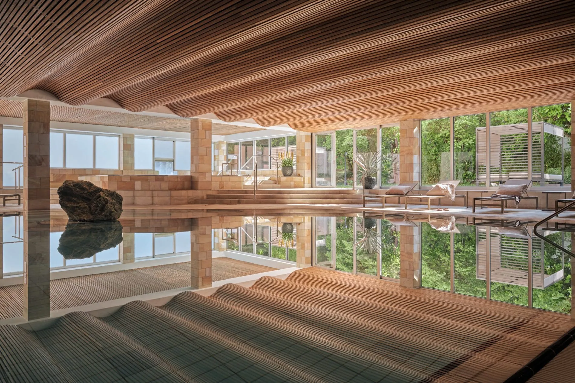 Der hoteleigene Spa-Bereich mit Pool verspricht Erholung im warmen Thermalwasser.