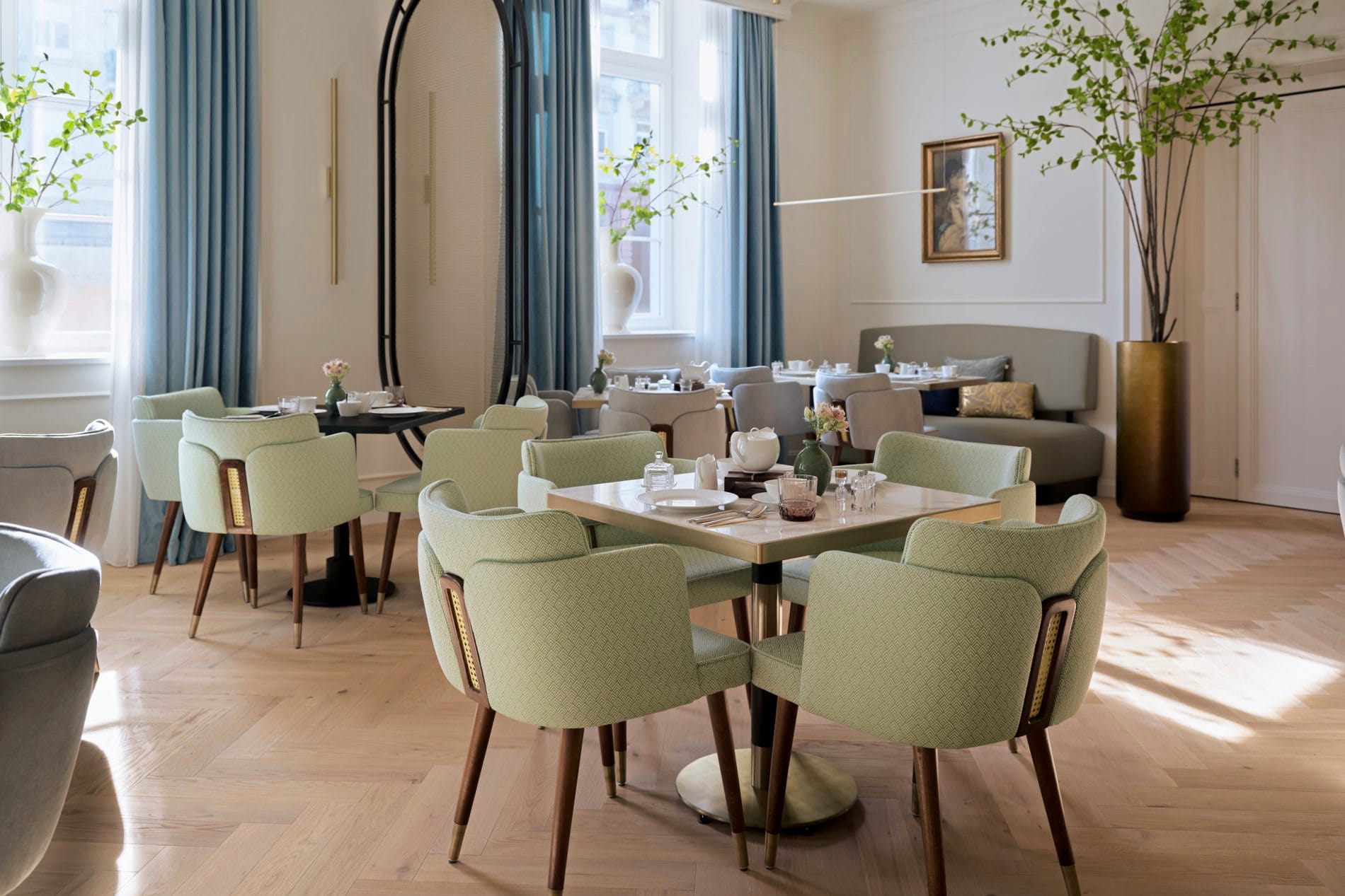 Im Restaurantbereich des Hotels genießen Gäste ihr Frühstück in einem hellen, von der klassischen Bäderarchitektur inspirierten Ambiente.