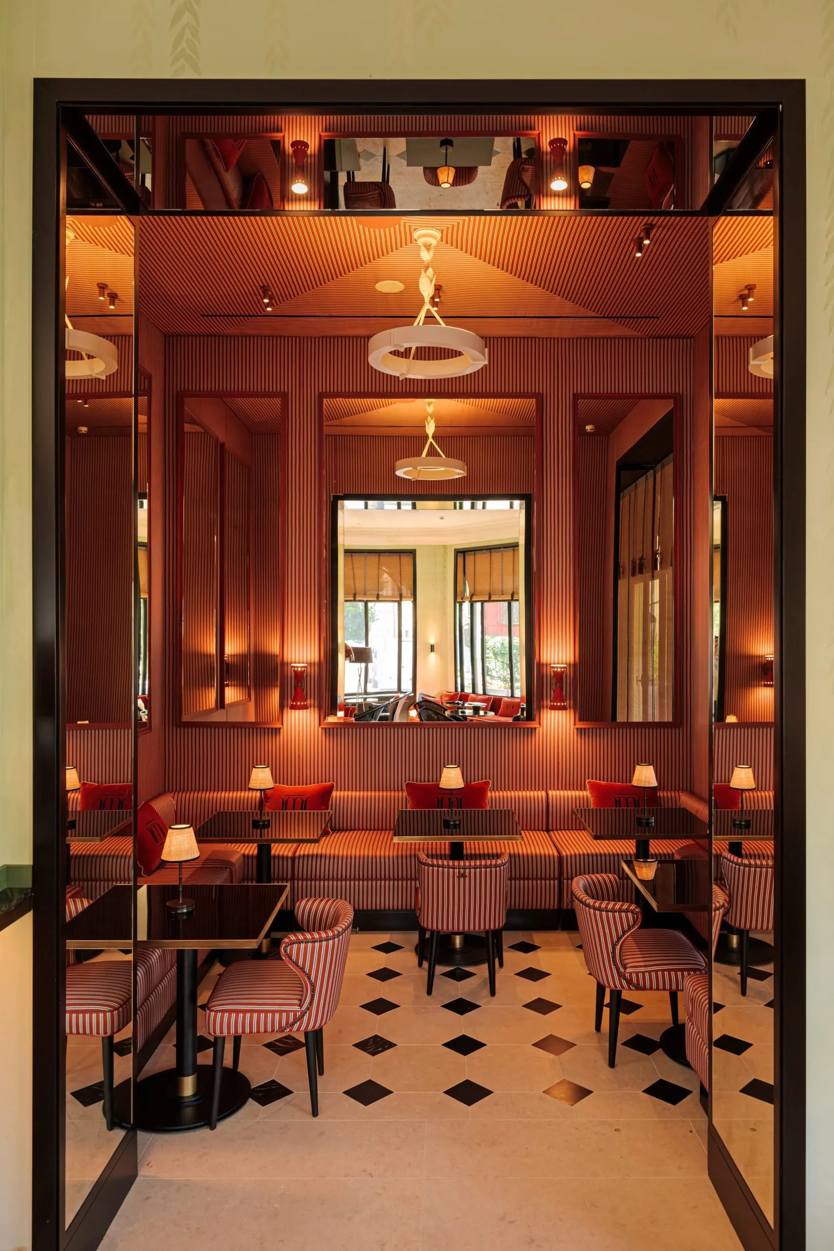 Das im Erdgeschoss gelegene Caffè Miralago zeichnet sich durch sein markantes, rot-weiß gestreiftes Design aus und dient als Treffpunkt für Hotelgäste und Einheimische.