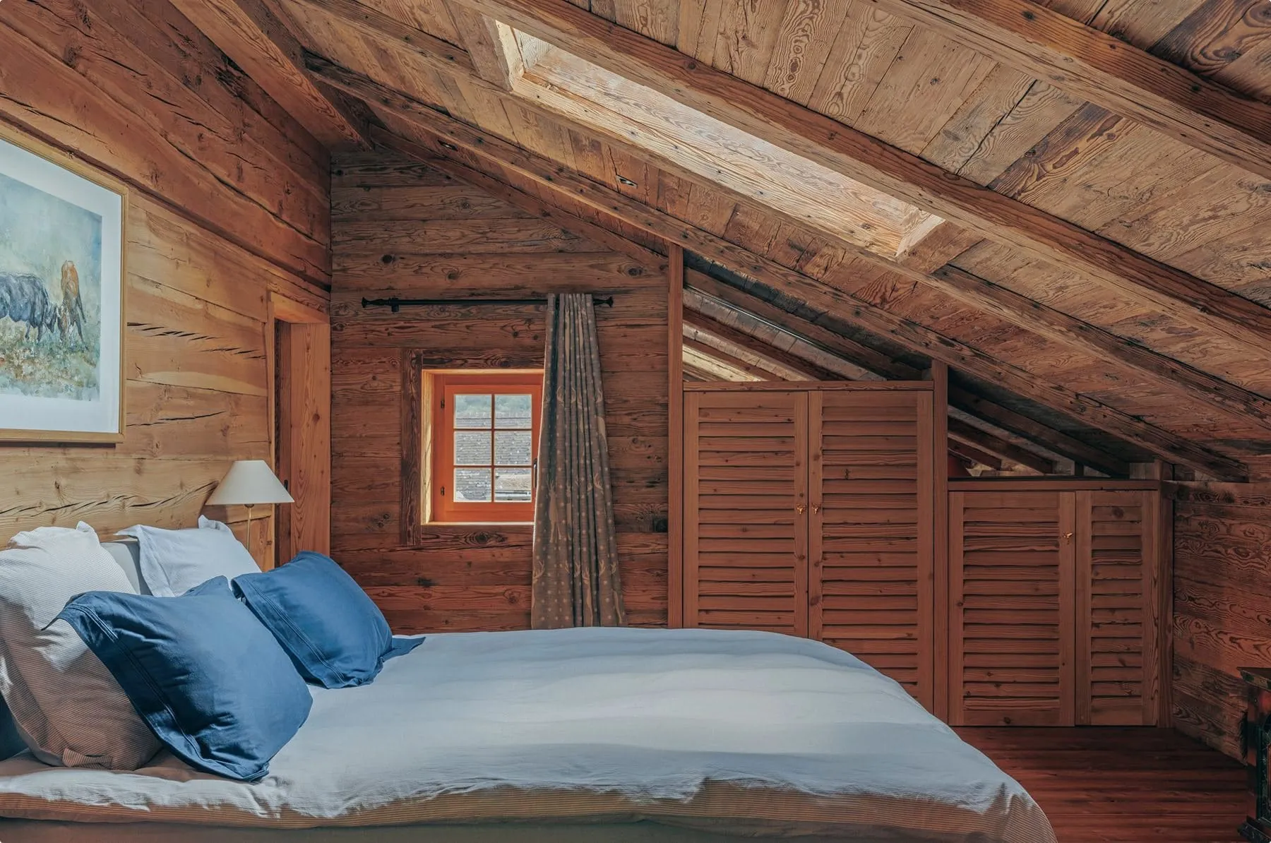 Die Zimmer bieten zeitgenössischen Komfort in historischen Wänden.