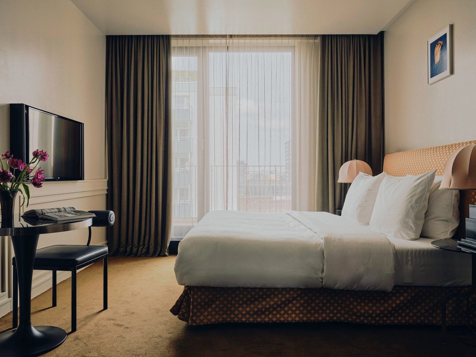 Die hellen Deluxe-Zimmer im The Dean Munich verbinden schlichte Eleganz mit dezenten Jugendstil-Elementen.