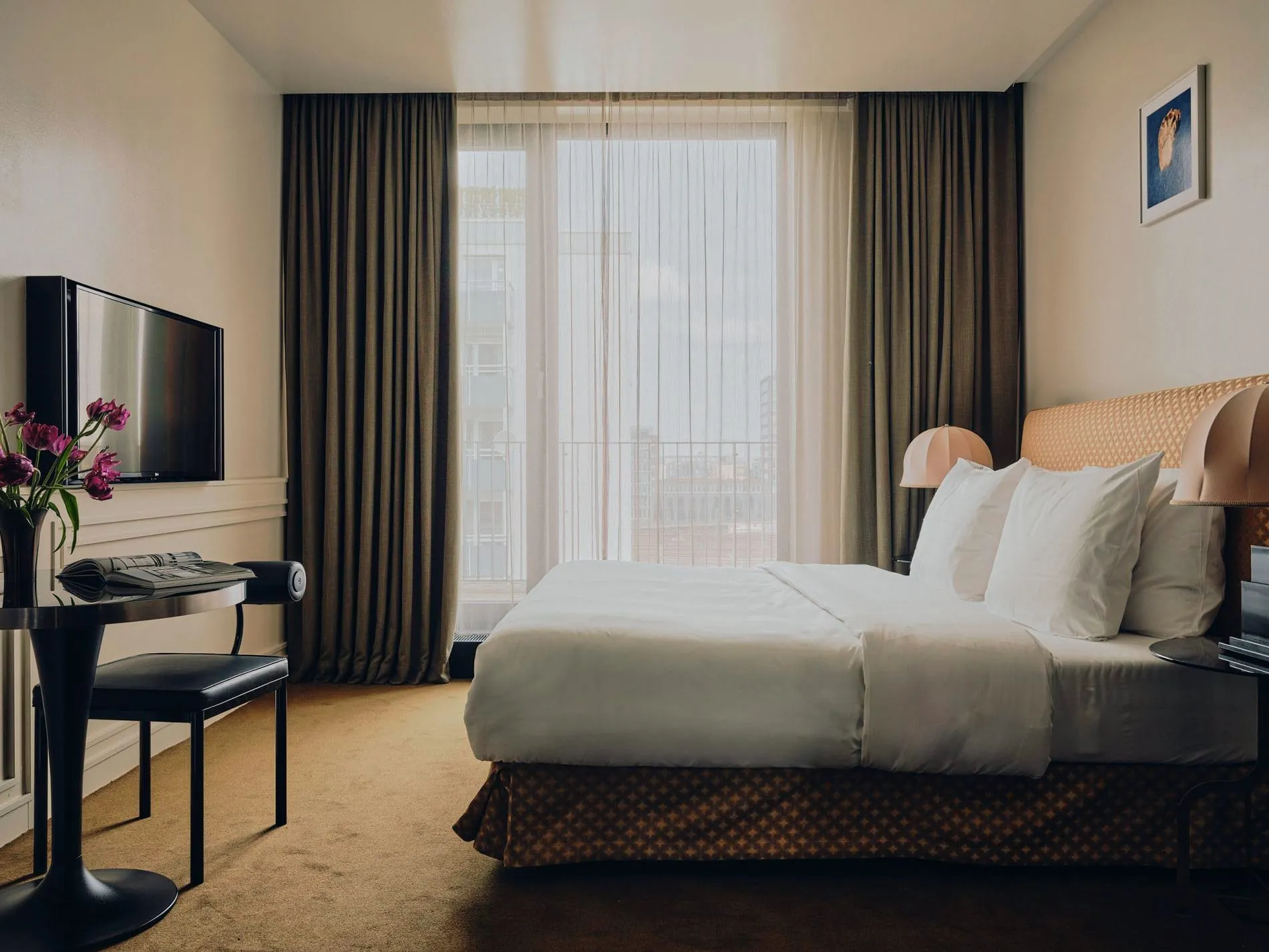 Die hellen Deluxe-Zimmer im The Dean Munich verbinden schlichte Eleganz mit dezenten Jugendstil-Elementen.