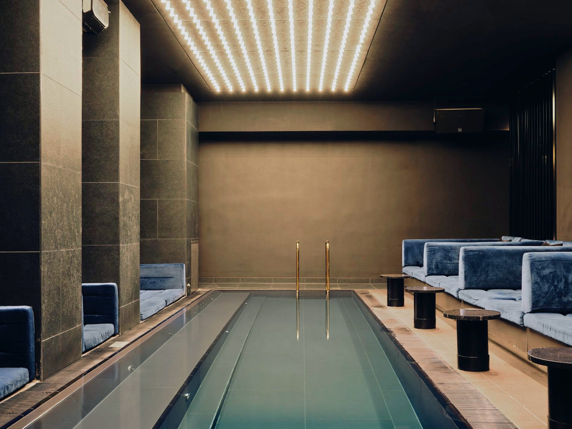 Der hoteleigene Wellnessbereich unter dem Label „Power“ verfügt über einen Indoor-Pool mit atmosphärischer Deckenbeleuchtung und gemütlichen Lounge-Nischen.