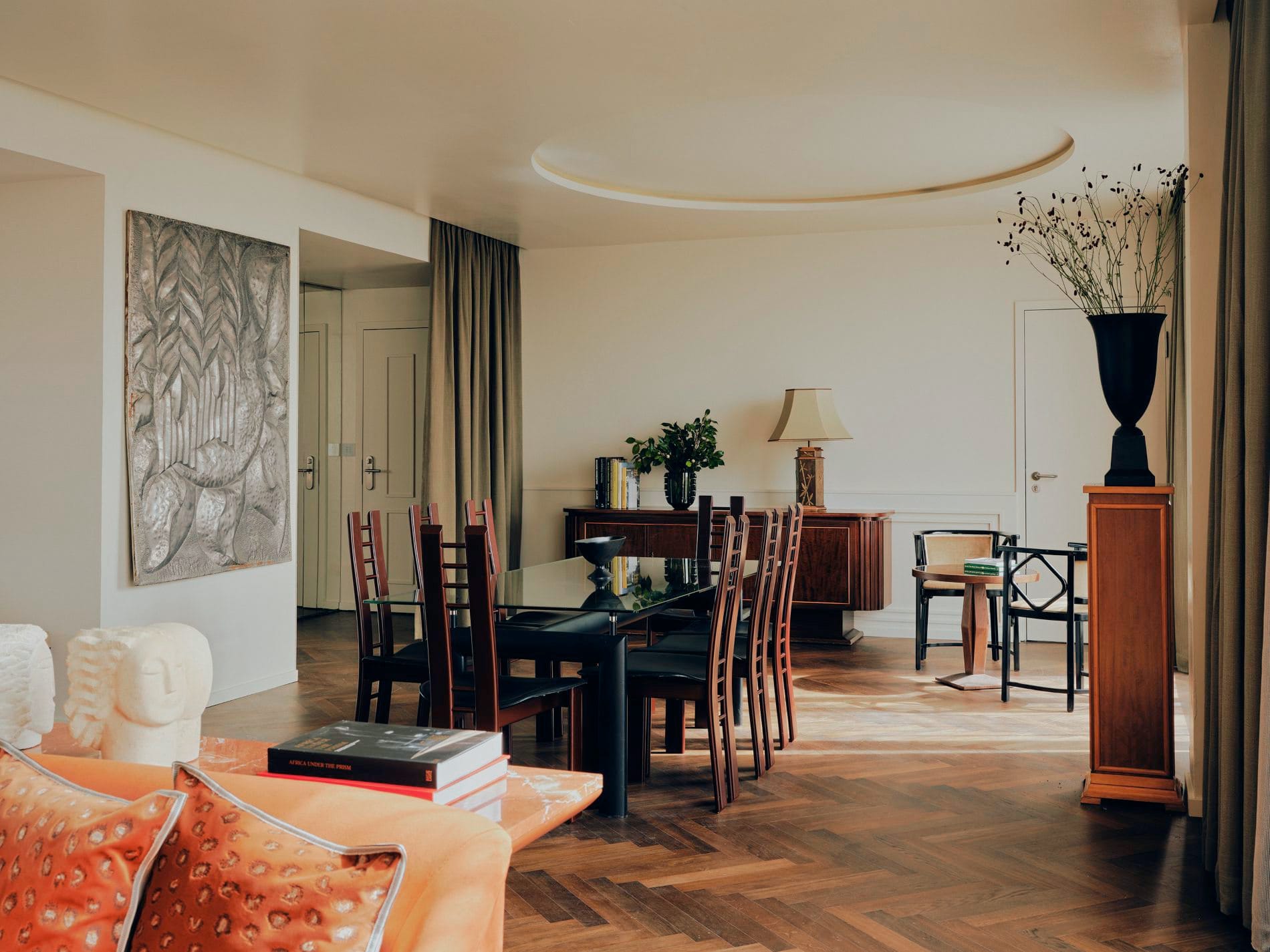 Die großzügige Dean Suite zeichnet sich durch ein anspruchsvolles Design mit maßgefertigten Designermöbeln, Fischgrätparkett und ausgewählten Kunstwerken aus.
