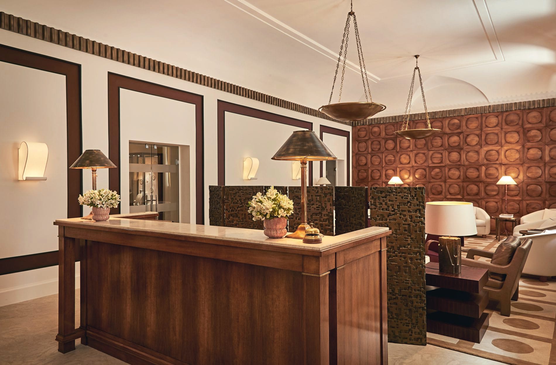 Ein Zusammenspiel aus warmen Holztönen und maßgefertigtem Interior prägt den neu gestalteten Concierge-Bereich.