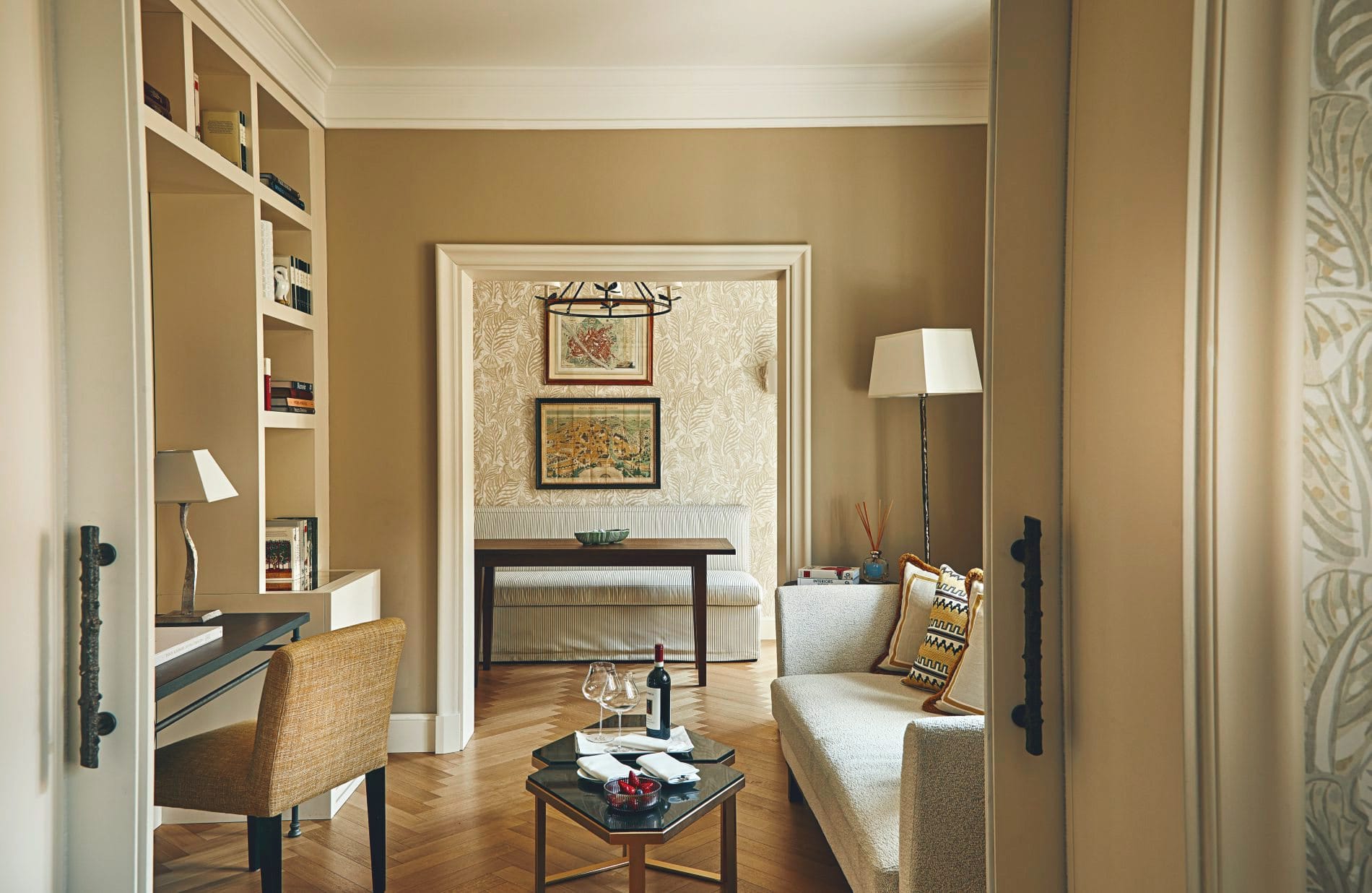 Durchdachte Sichtachsen verbinden den Arbeitsbereich mit dem Wohnzimmer der Grand Suite.