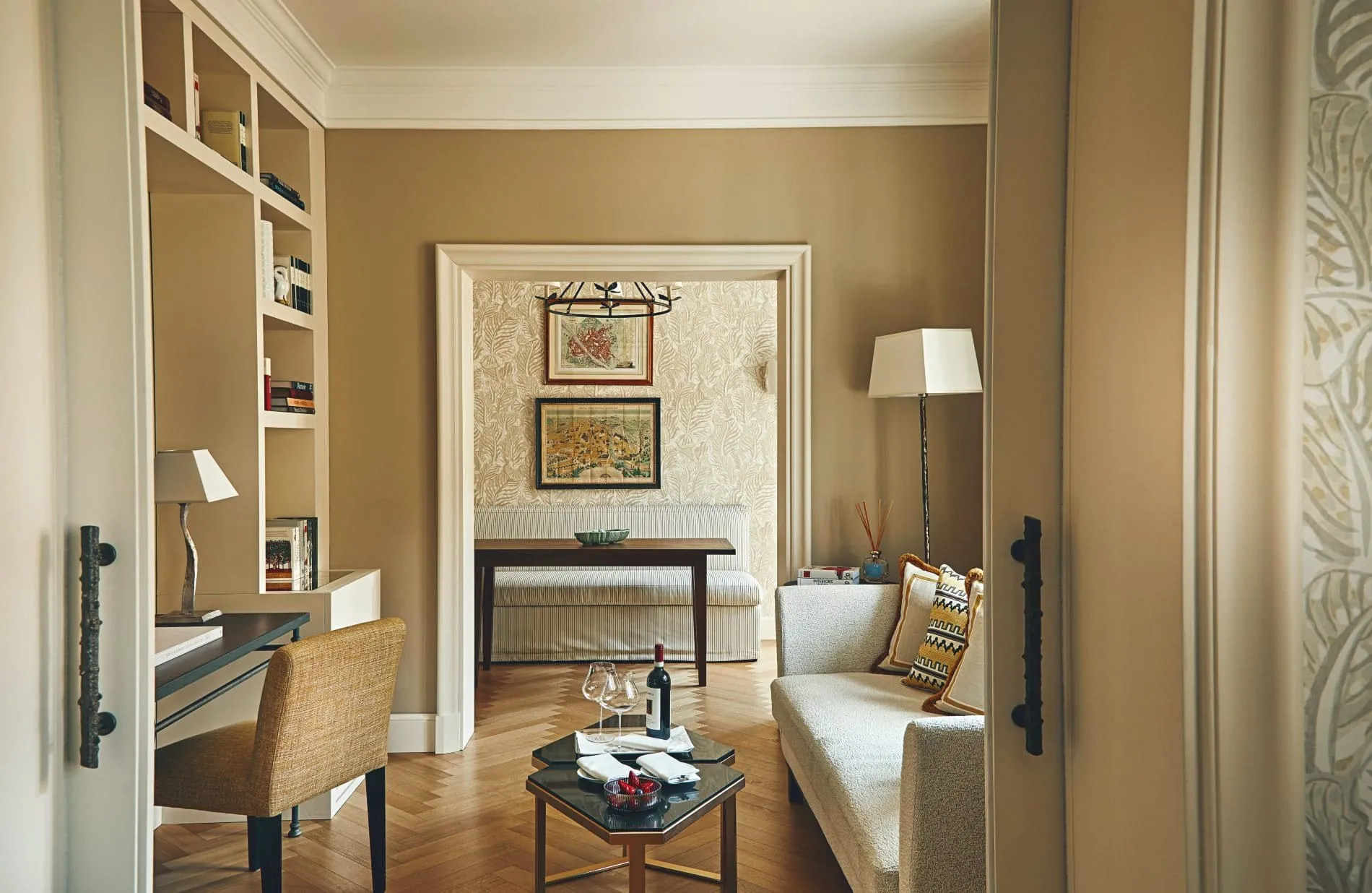 Durchdachte Sichtachsen verbinden den Arbeitsbereich mit dem Wohnzimmer der Grand Suite.