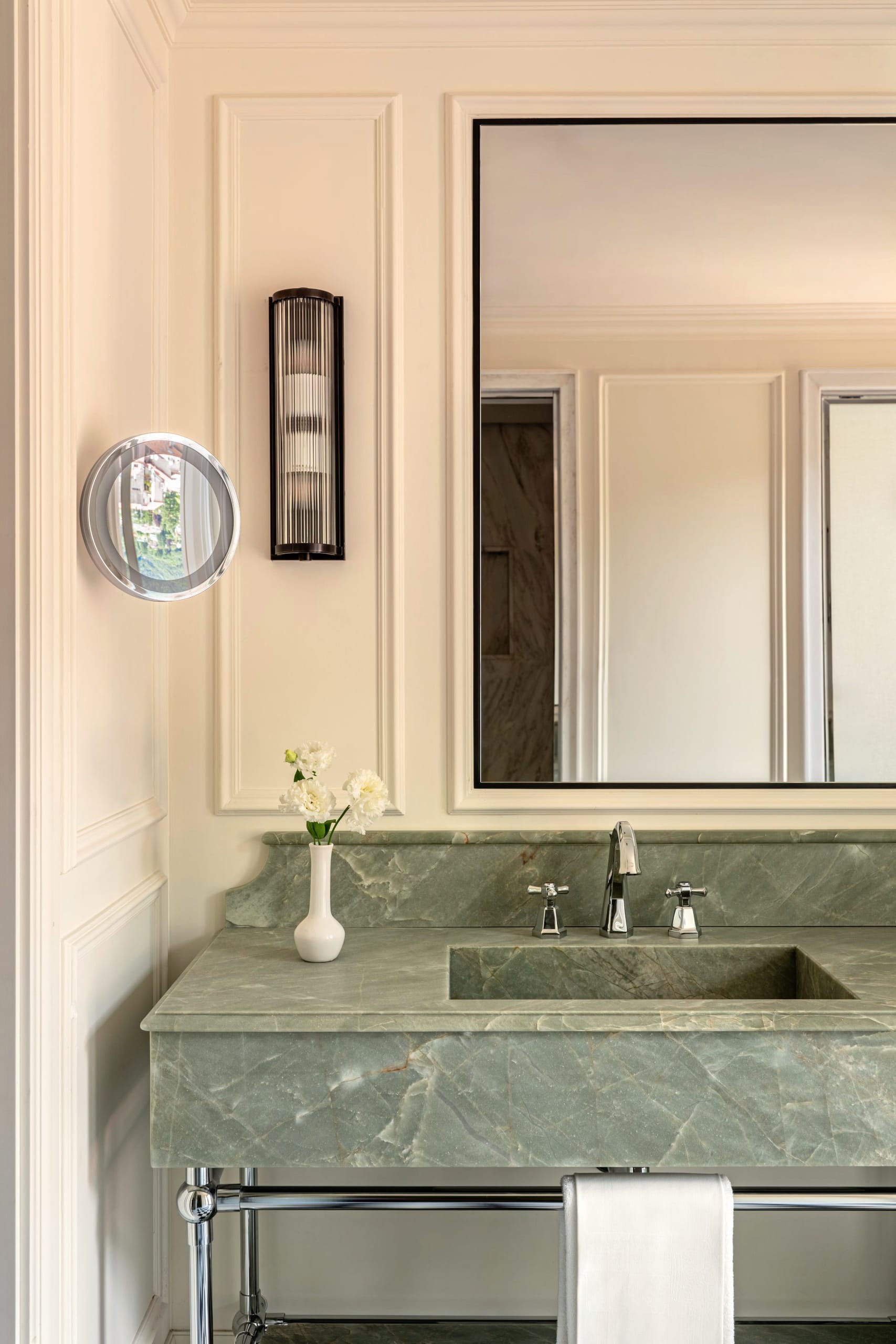 Elegant: Die Badezimmer mit maßgefertigtem Waschtisch aus grünem Naturstein.