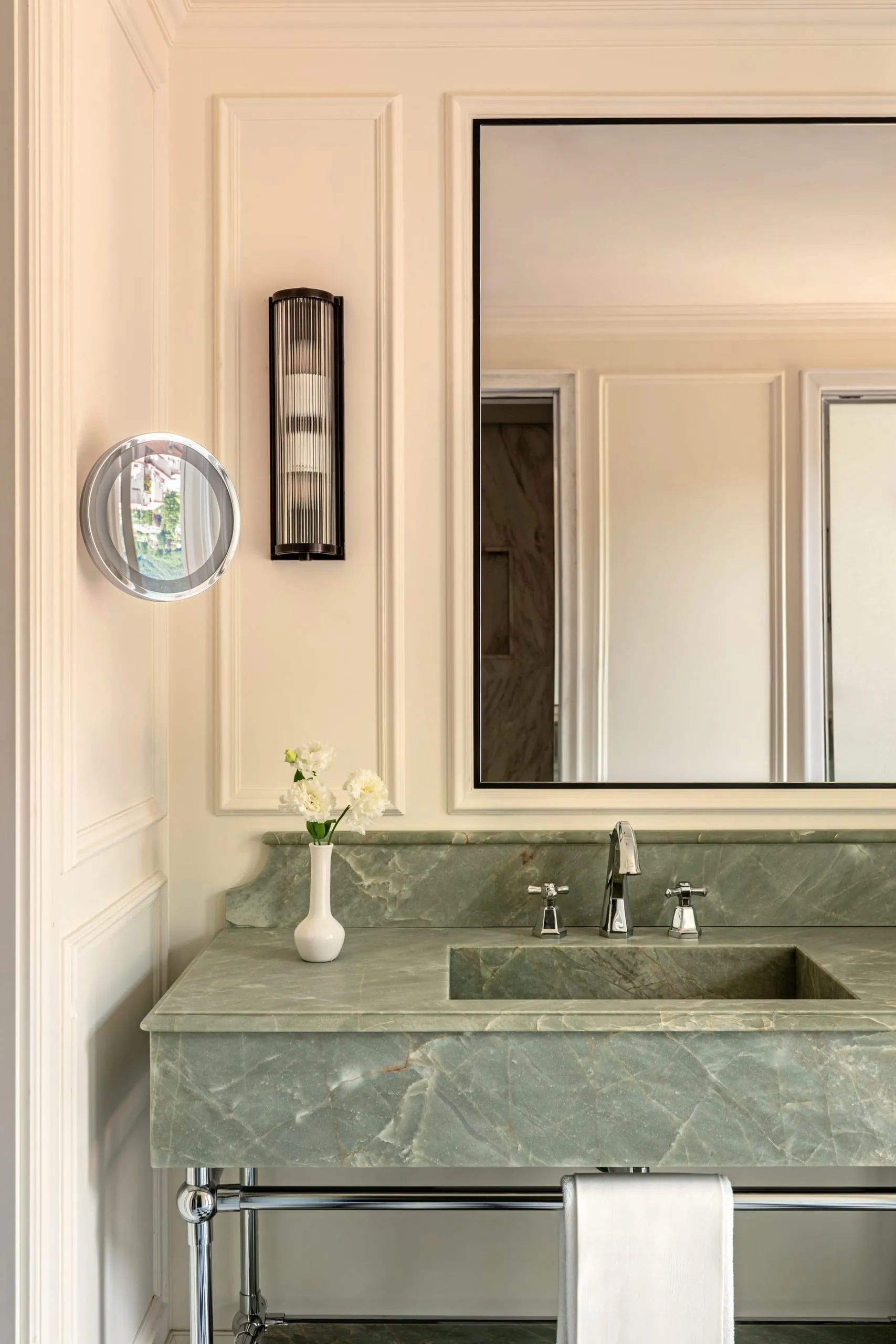 Elegant: Die Badezimmer mit maßgefertigtem Waschtisch aus grünem Naturstein.